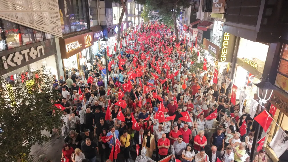 Karşıyaka Zafer Bayramı coşkusu: Çarşı gelincik tarlasına dönüştü