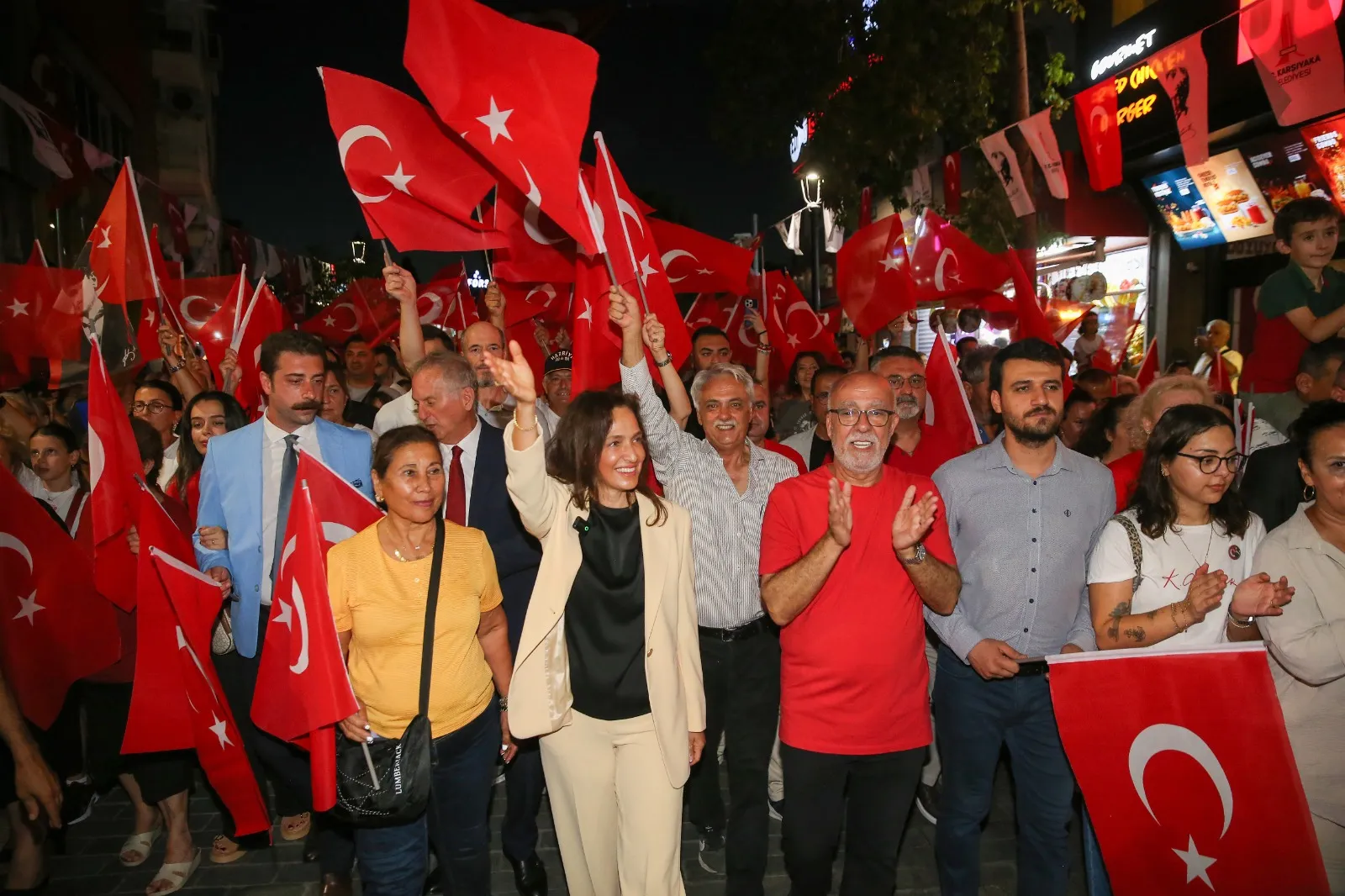 Karşıyaka Belediye Başkanı Yıldız Ünsal da Karşıyakalılarla birlikte yürüyüşe katıldı.