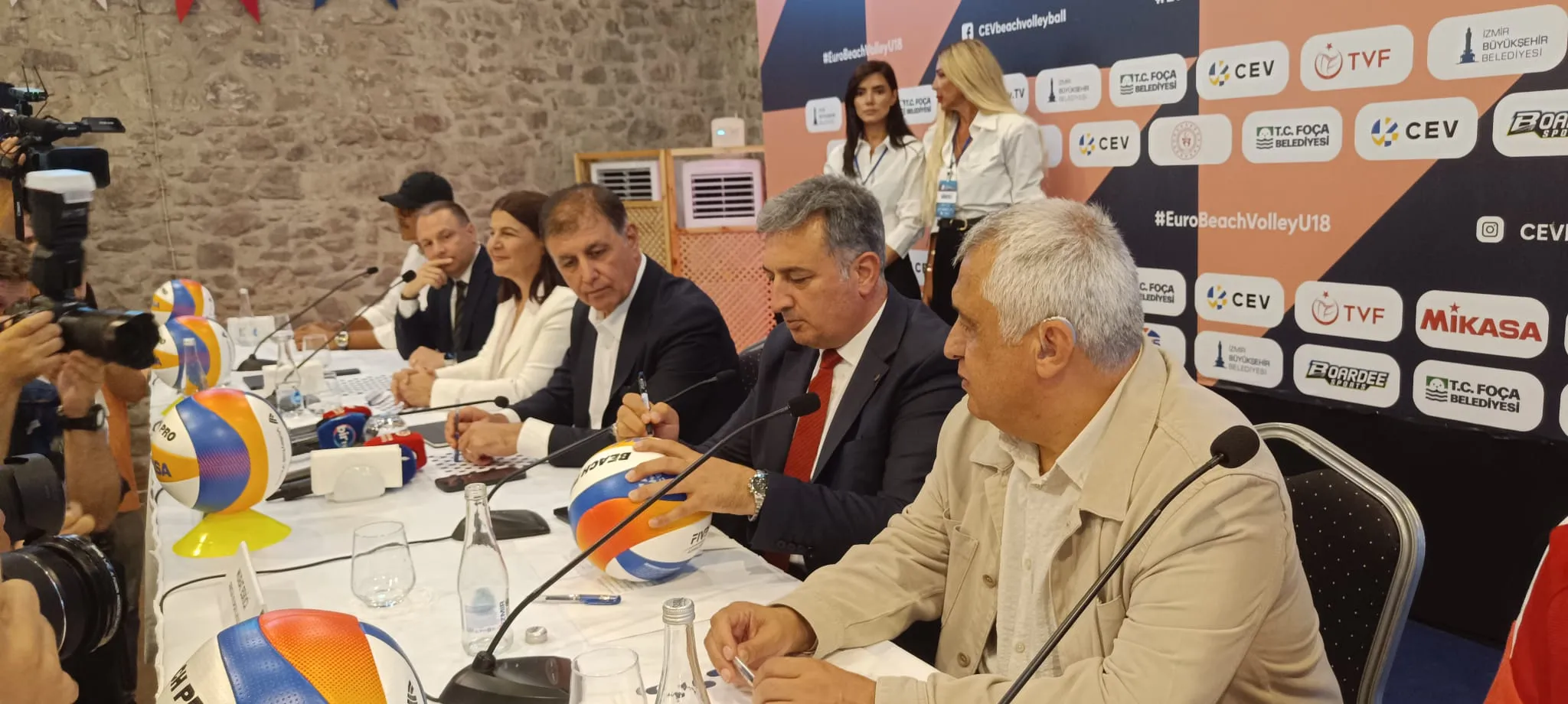 Lansman, turnuvada kullanılacak resmi maç topunun protokol üyeleri tarafından imzalanması ve çekilen hatıra fotoğrafıyla taçlandı