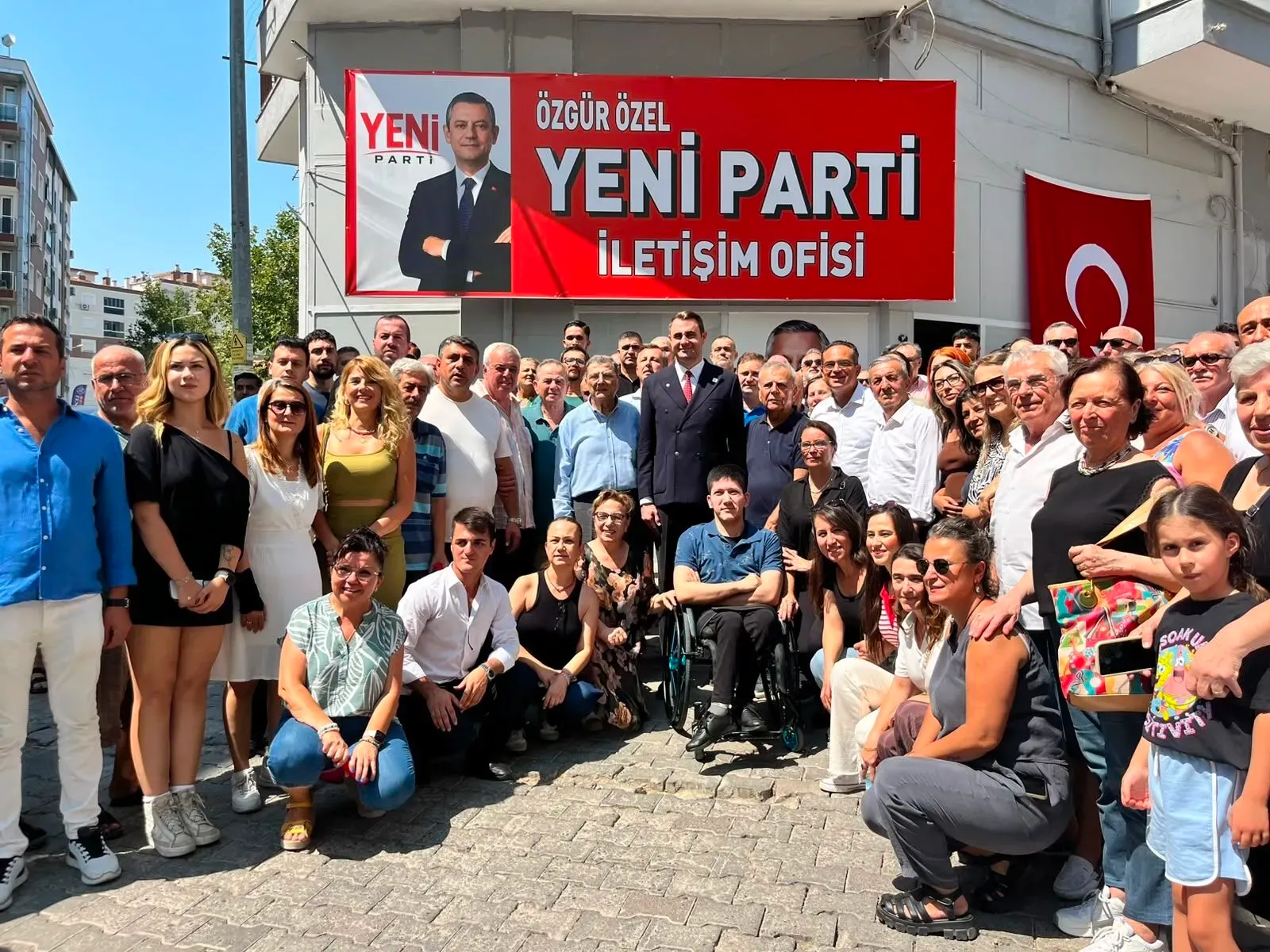 YENİ Parti'ye katılan Eski İzmir Büyükşehir Belediye Başkanı Aziz Kocaoğlu, CHP eski Genel Sekreteri ve eski İzmir Milletvekili Kamil Okyay Sındır ve eski Bornova Belediye Başkanı Olgun Atila, parti temsilcileriyle poz verdi.