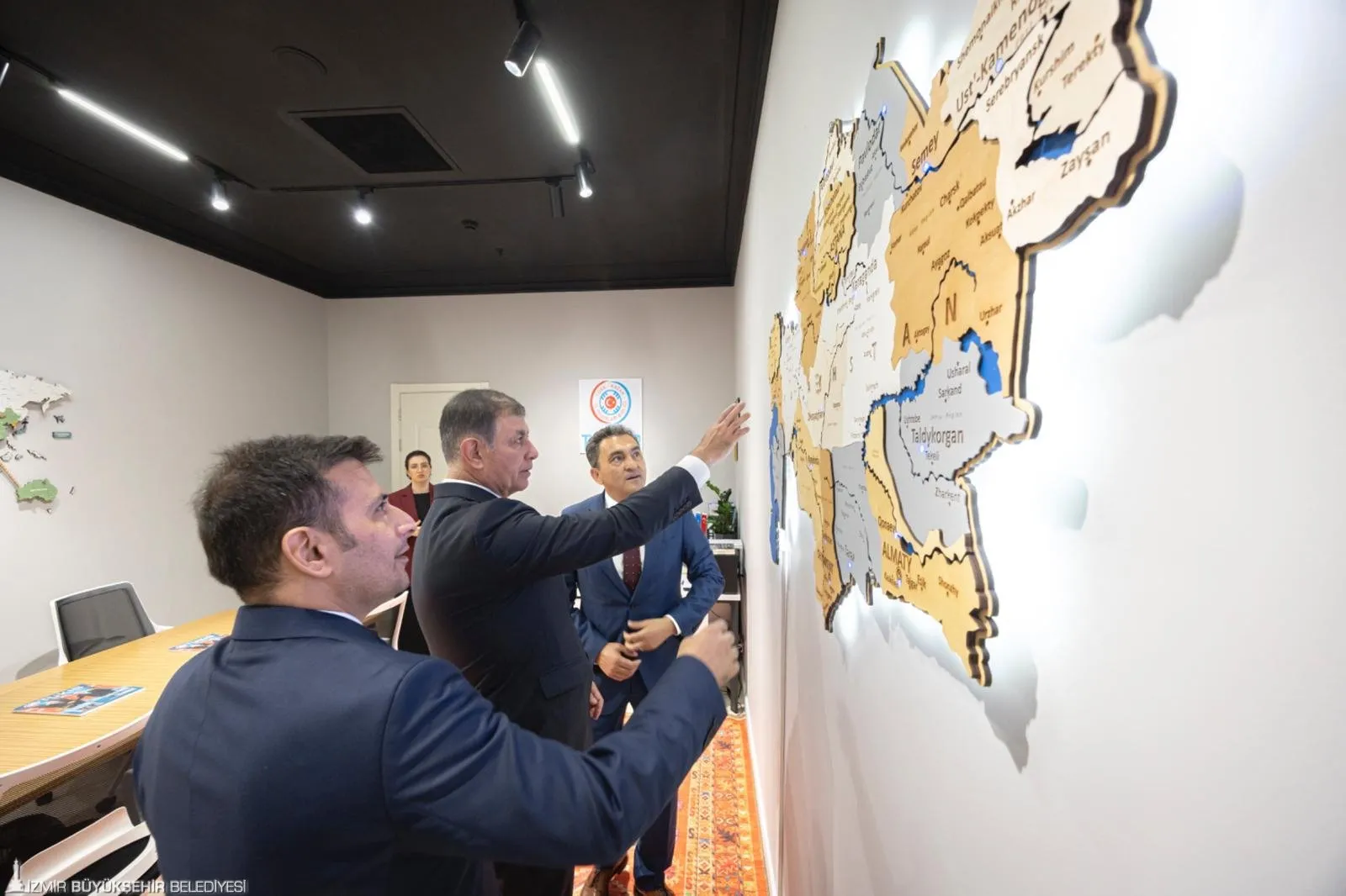 İzmir Büyükşehir Belediye Başakanı Cemil Tugay, Kazakistan'da önemli temaslarda bulundu