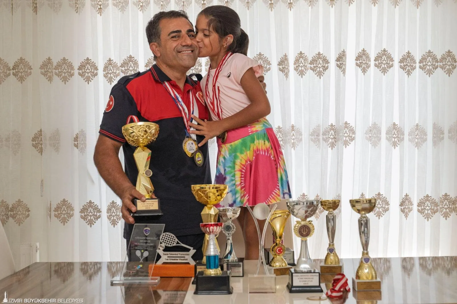 İtfaiye eri Ramazan Karakoç, mesai saatleri dışında çalıştırdığı 9 yaşındaki kızı Miray’la şampiyonluklara koşuyor...