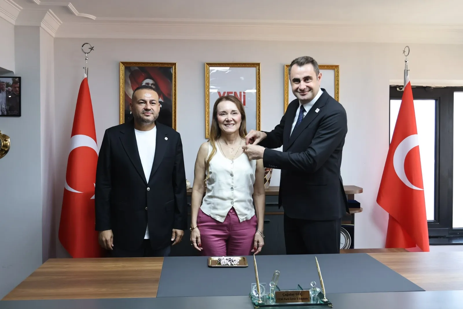 YENİ Parti İzmir Kurucu İl Başkanı Çağatay Güç, Konak Belediye Başkanı Nilüfer Çınarlı Mutlu'ya rozetini taktı.
