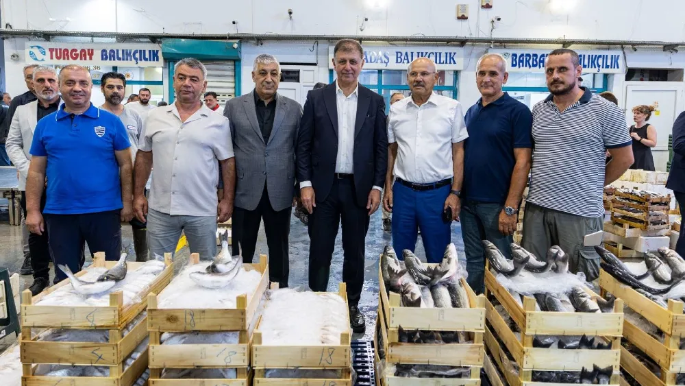 İzmir'de sezon açıldı: Başkan Tugay balıkçılarla "Vira Bismillah" dedi
