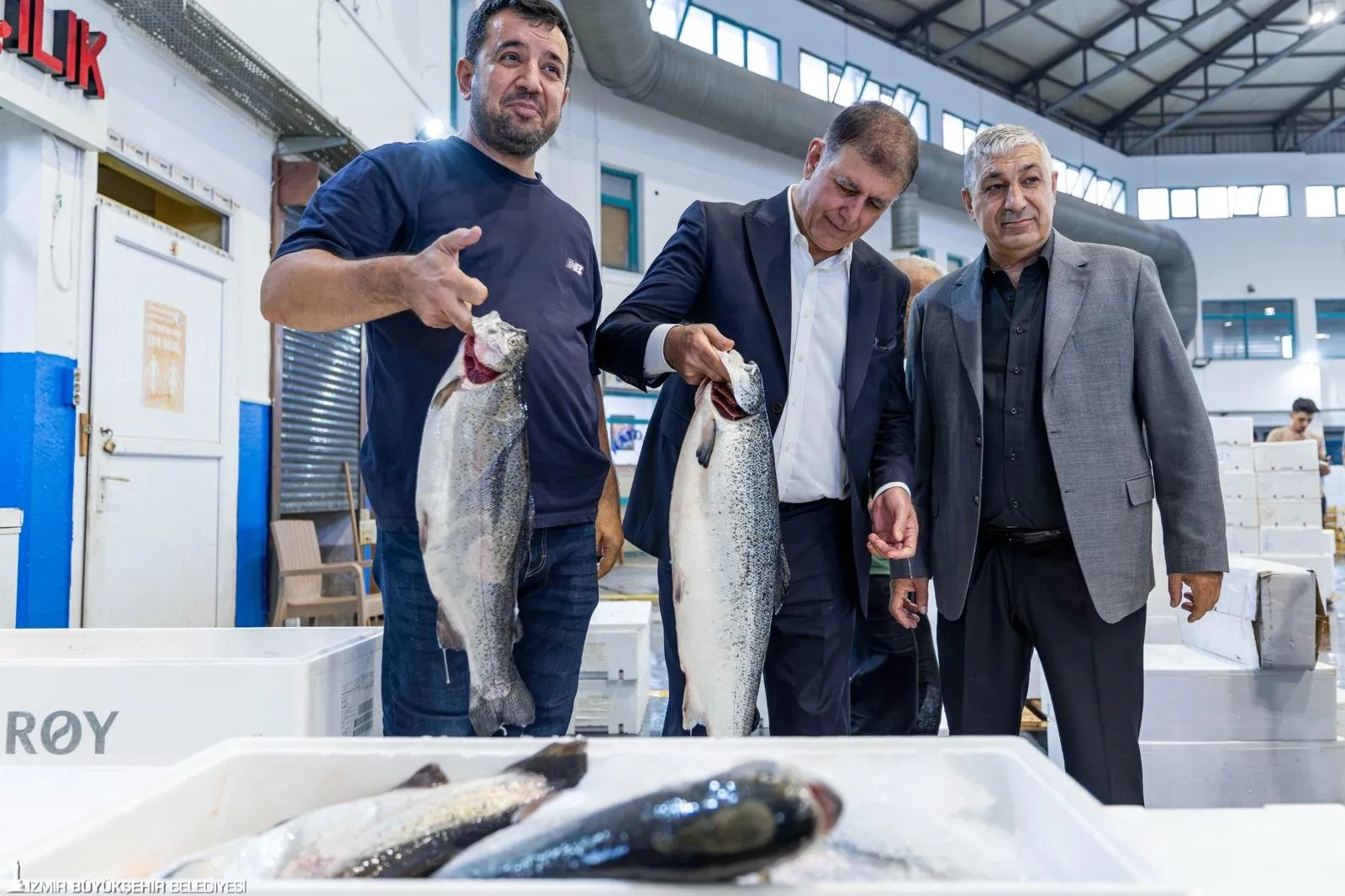 İzmir Büyükşehir Belediyesi Su Ürünleri Hali’nde ilk mezatı İzmir Büyükşehir Belediye Başkanı Cemil Tugay yaptı.