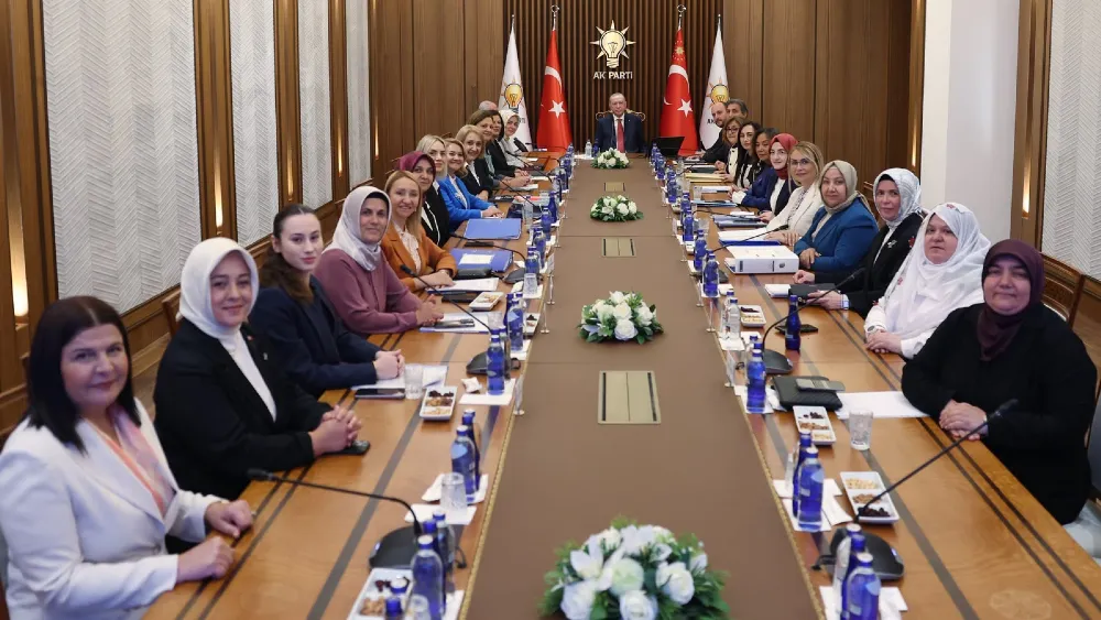 İzmir siyasetinde bir ilk: Foça Belediye Başkanı Saniye Bora Fıçı AK Parti’ye geçti