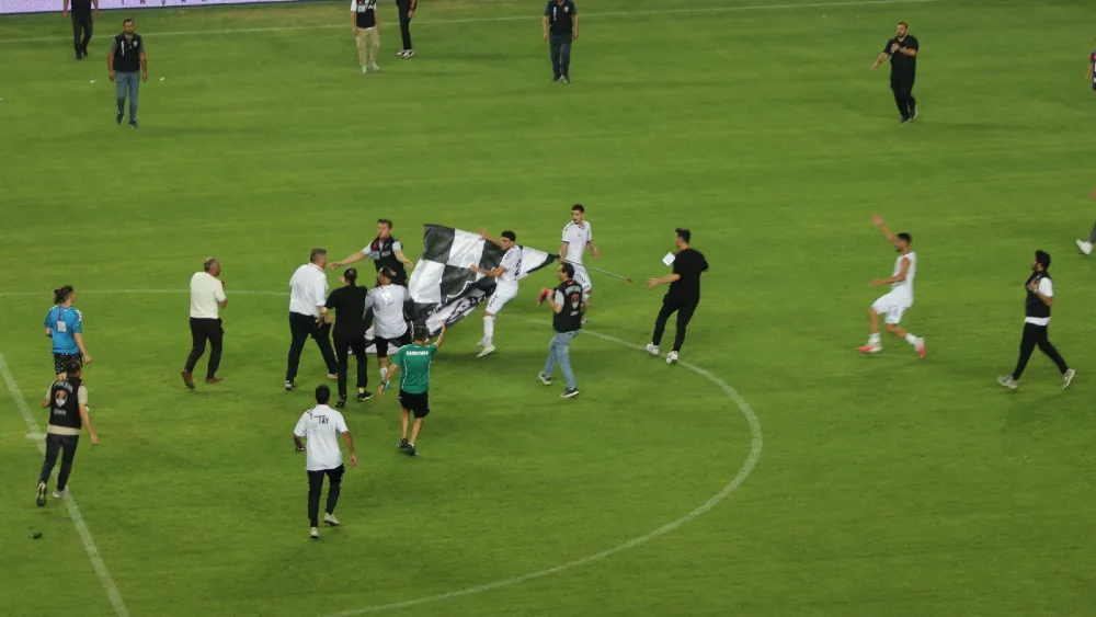 Karşıyaka-Altay derbisinde saha karıştı: Altay taraftarının santraya bayrak dikme girişimi kriz çıkardı