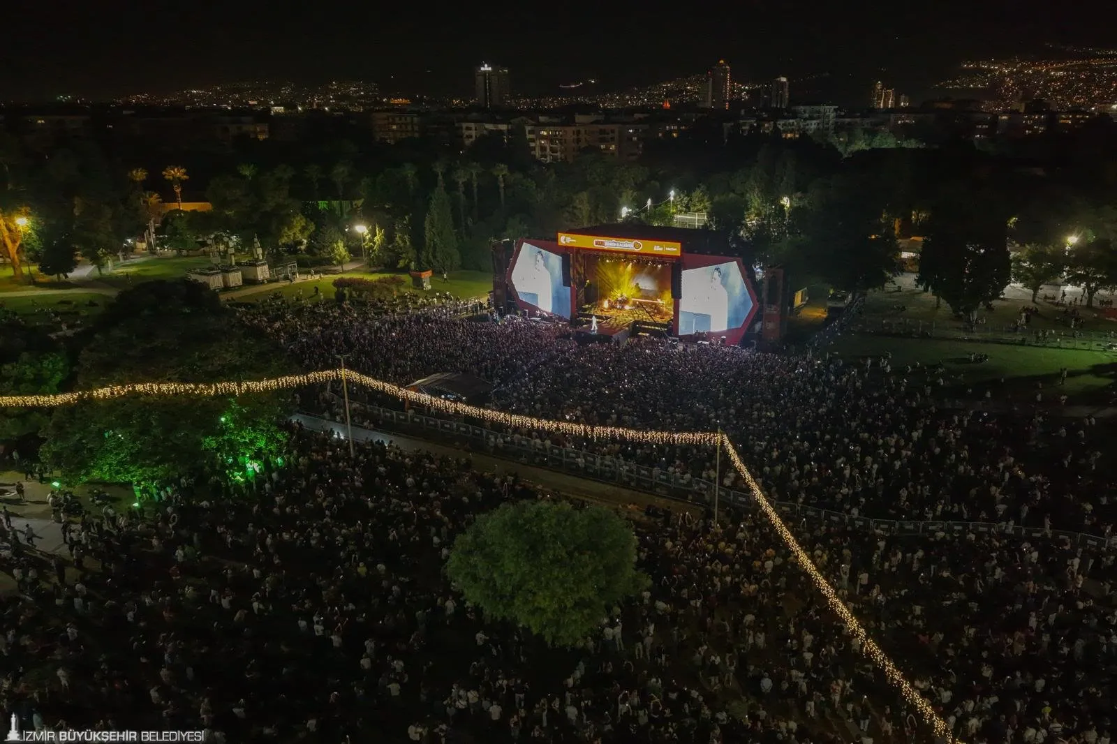 Çim konserlerinde sanatçı Teoman, binlerce İzmirliye unutulmaz bir gece yaşattı.