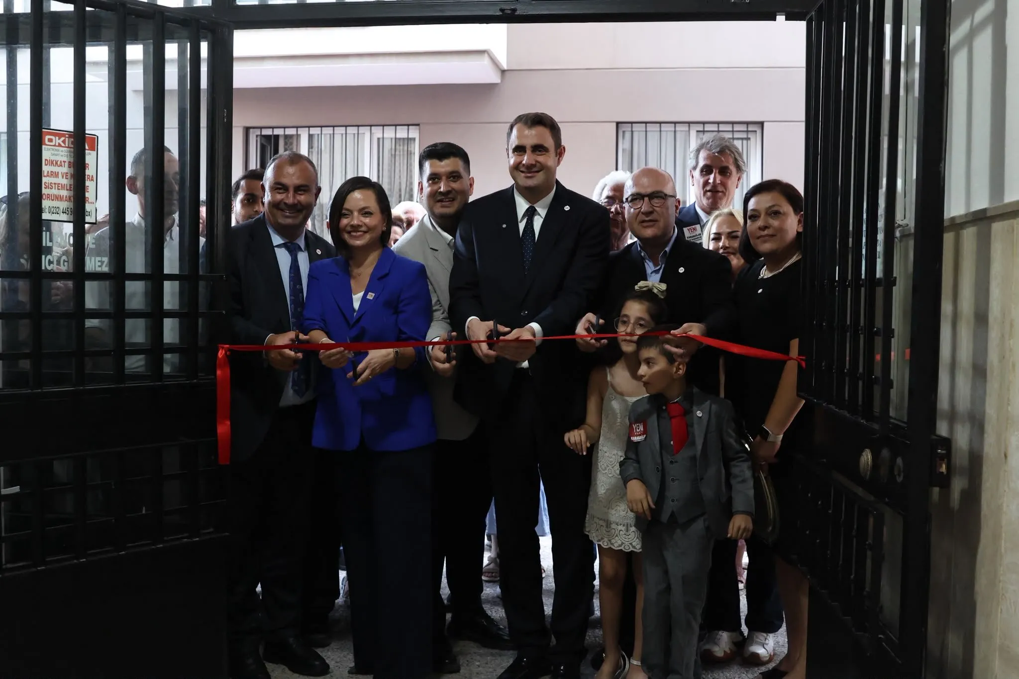 YENİ Parti Karabağlar İlçe Binası’nın açılış kurdelesini İzmir Kurucu İl Başkanı Çağatay Güç, YENİ Parti İzmir Milletvekilleri Murat Bakan ve Ednan Arslan, Karabağlar Belediye Başkanı Helil Kınay birlikte kesti.