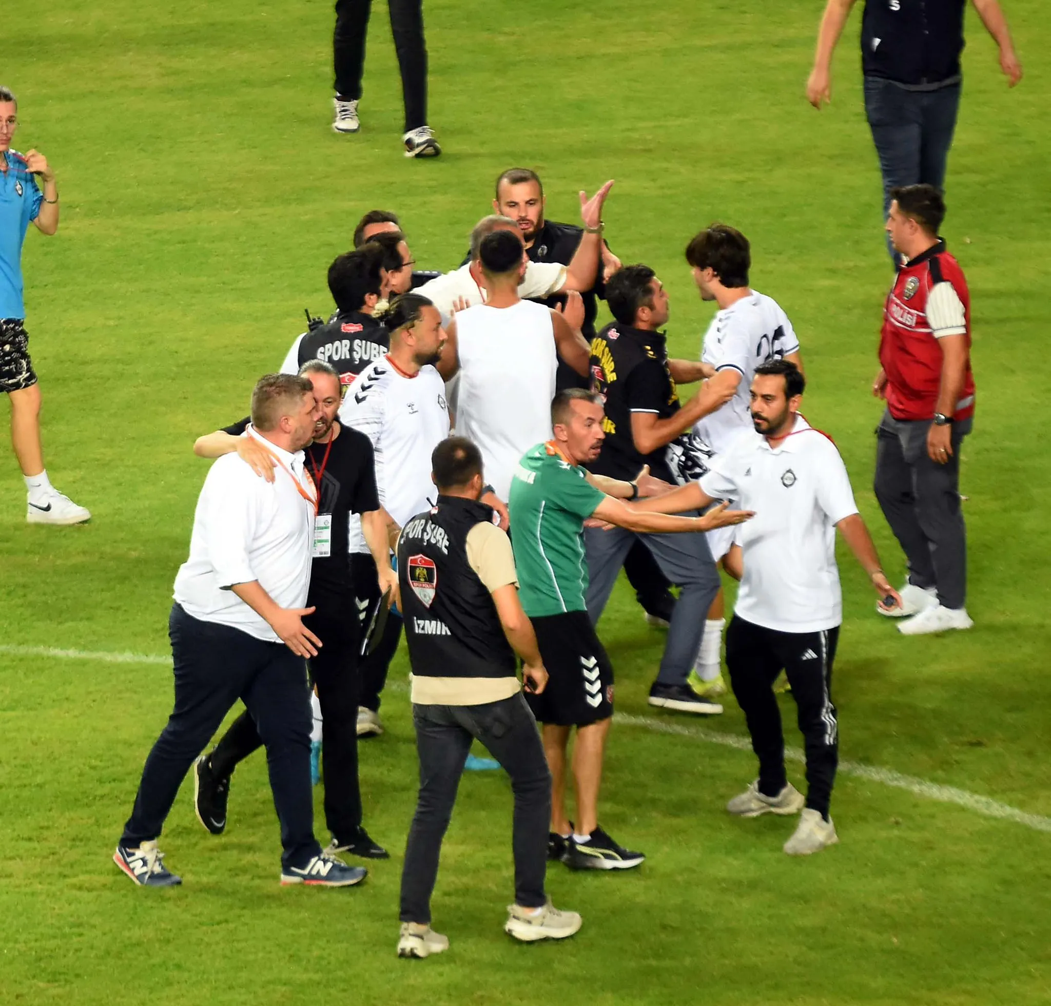 Karşıyaka Başkanı Yiğit Tusder, santraya bayrak diken Altaylı taraftara müdahale etti.
