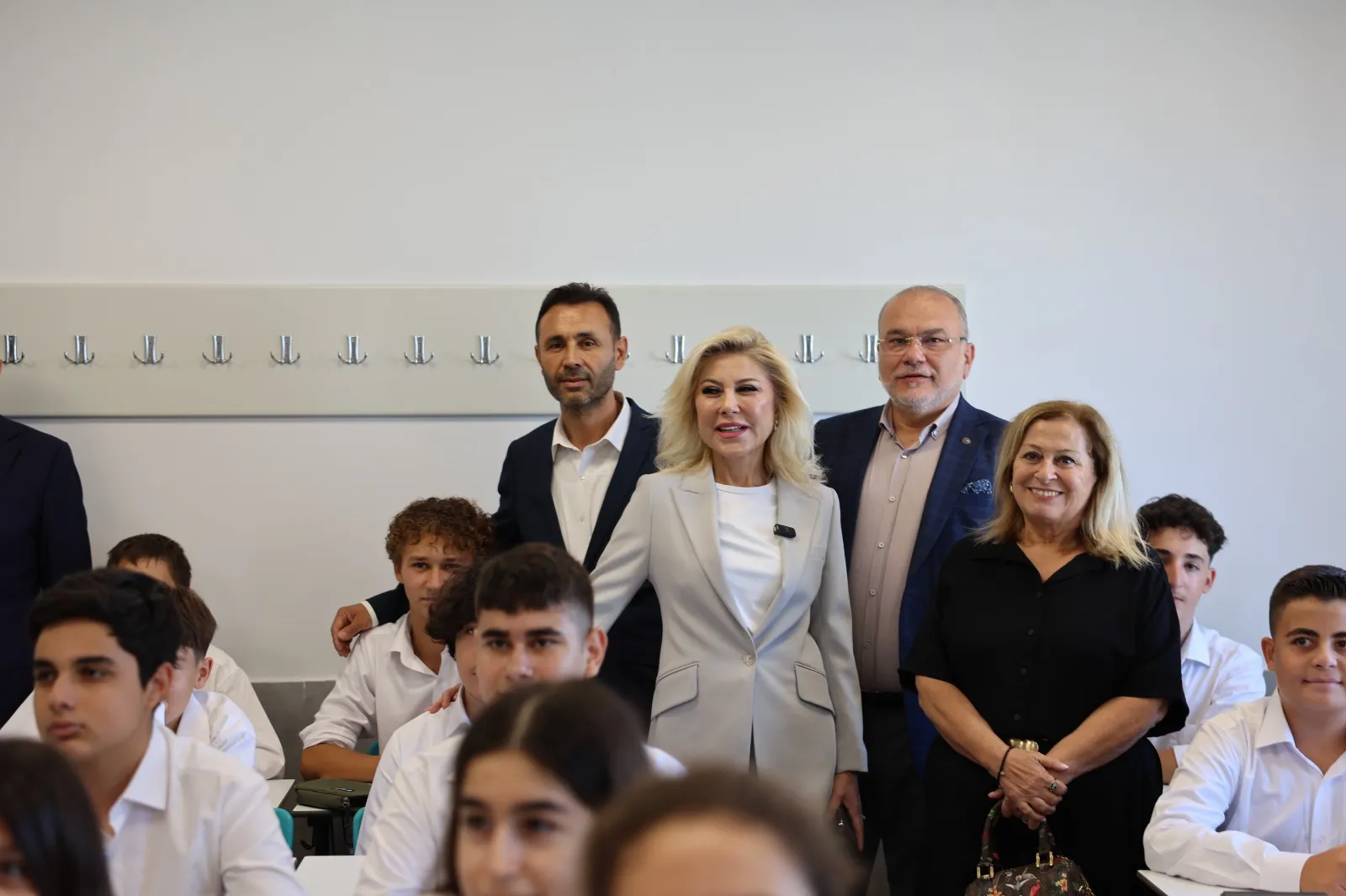 AK Parti İzmir Milletvekili Şebnem Bursalı Aksoy, Güzelbahçe 60. Yıl Anadolu Lisesi'nde düzenlenen 2026-2027 eğitim-öğretim yılı açılış töreninde öğrencilerle bir araya geldi.