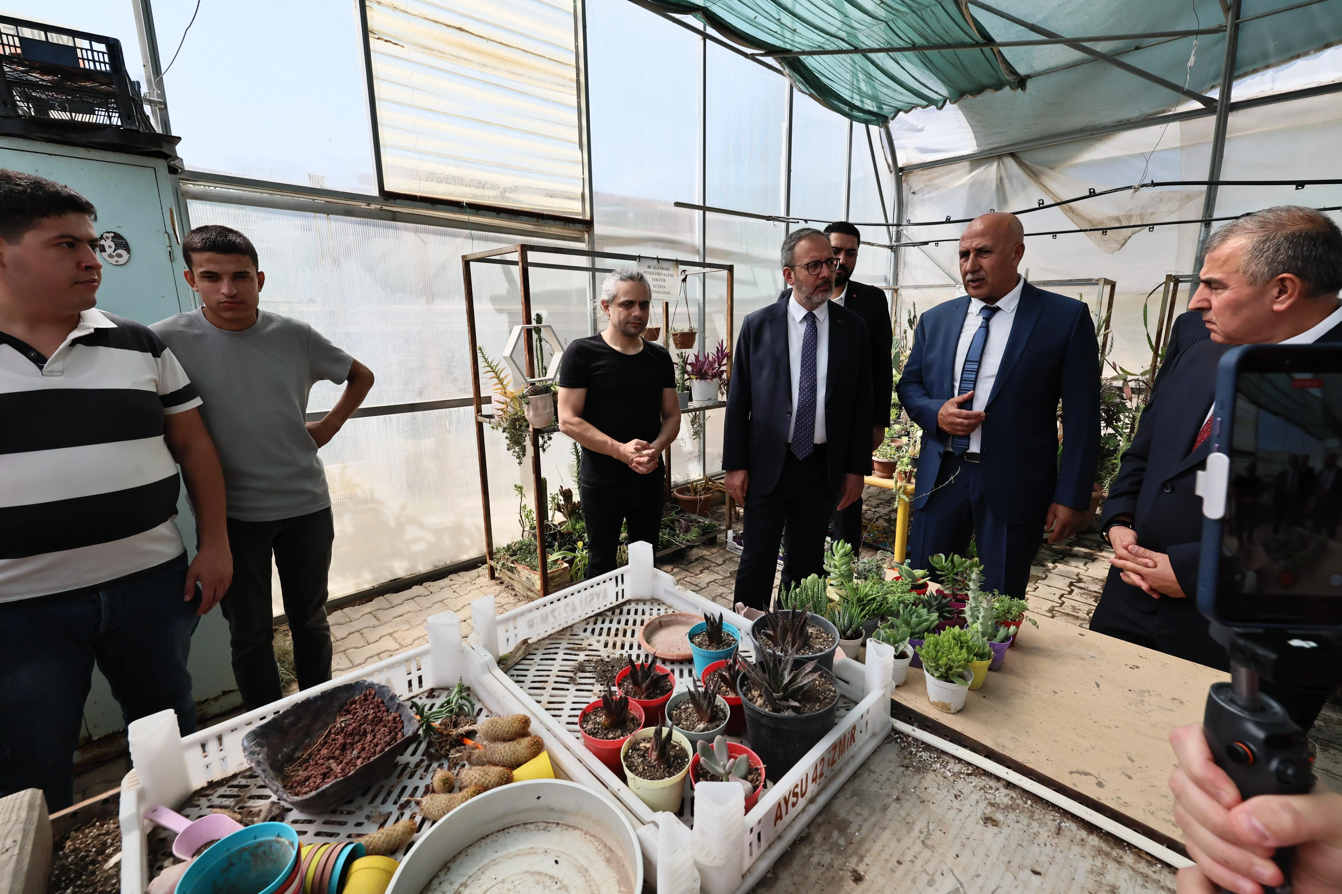 AK Parti İzmir Milletvekili Dr. Mehmet Muharrem Kasapoğlu, Şehit Hüseyin Dalkılıç Özel Eğitim Uygulama Okulu’nu ve okul içinde bulunan Ayşe - Hasan Aydın Duyu Bütünleme Ünitesini ziyaret etti.