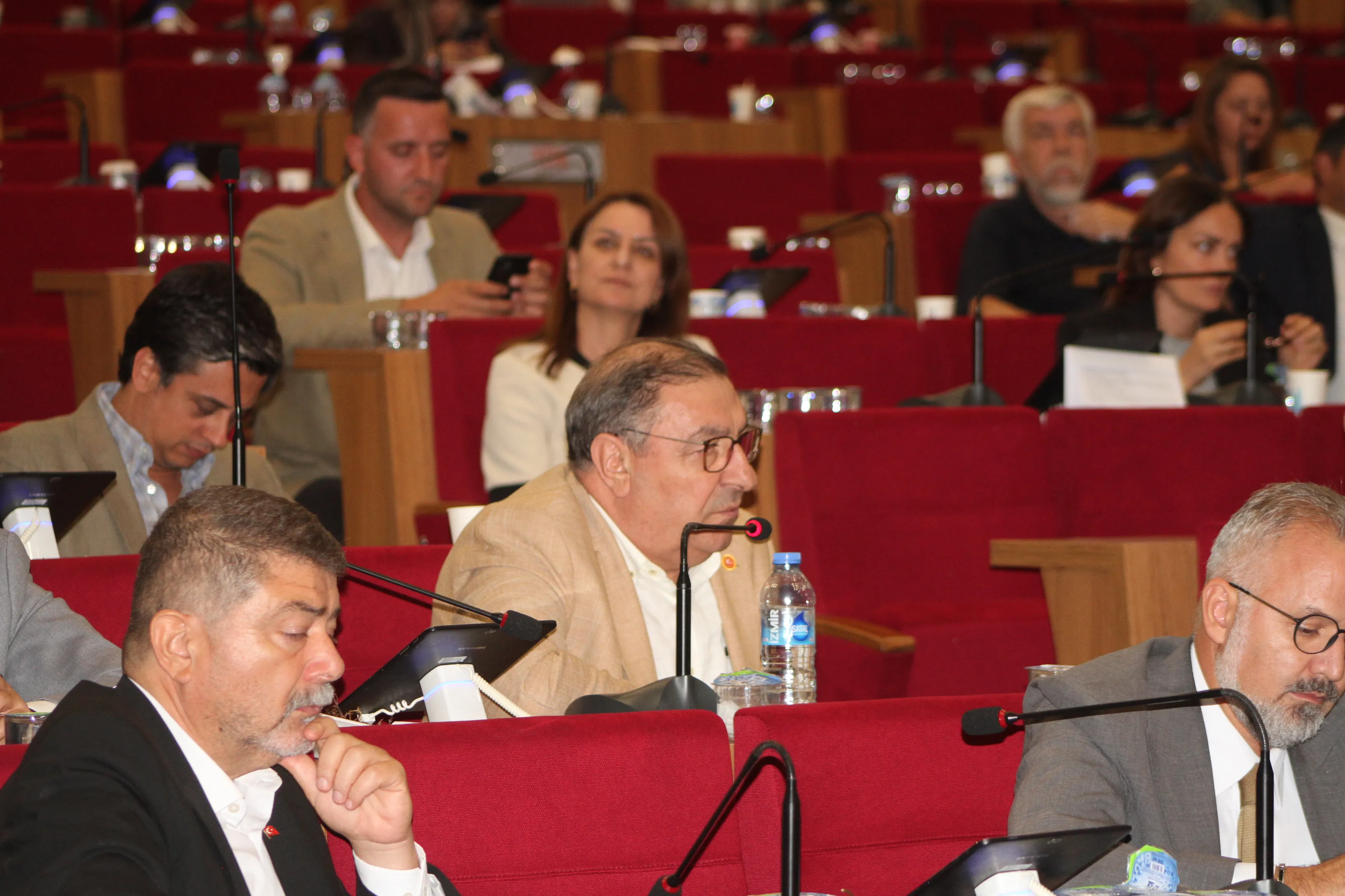 AK Partili Meclis Üyesi Hüsnü Boztepe, Foça’nın tarihi Kozbeyli Mahallesi Kentsel Sit Alanı’na ilişkin hazırlanan koruma amaçlı imar planı önerilerinin reddedilme kararının süreci uzatacağını ve zaman kaybına yol açacağını savundu.