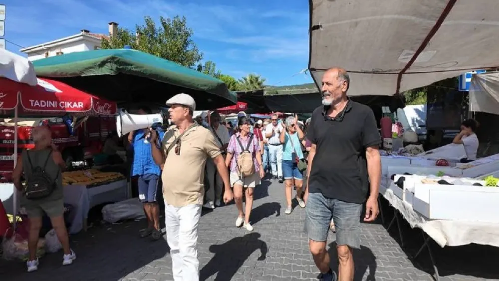 Foça Belediye Başkanı Fıçı'ya pazaryerinde şok protesto