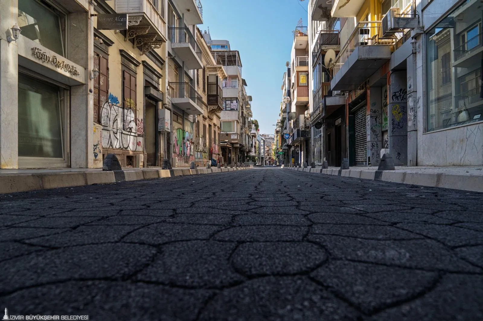 Yol Yapım Bakım ve Onarım Dairesi Başkanlığı’nın Cumhuriyet Bulvarı’nda uyguladığı desenli asfalt kente yepyeni bir görünüm kazandırdı.