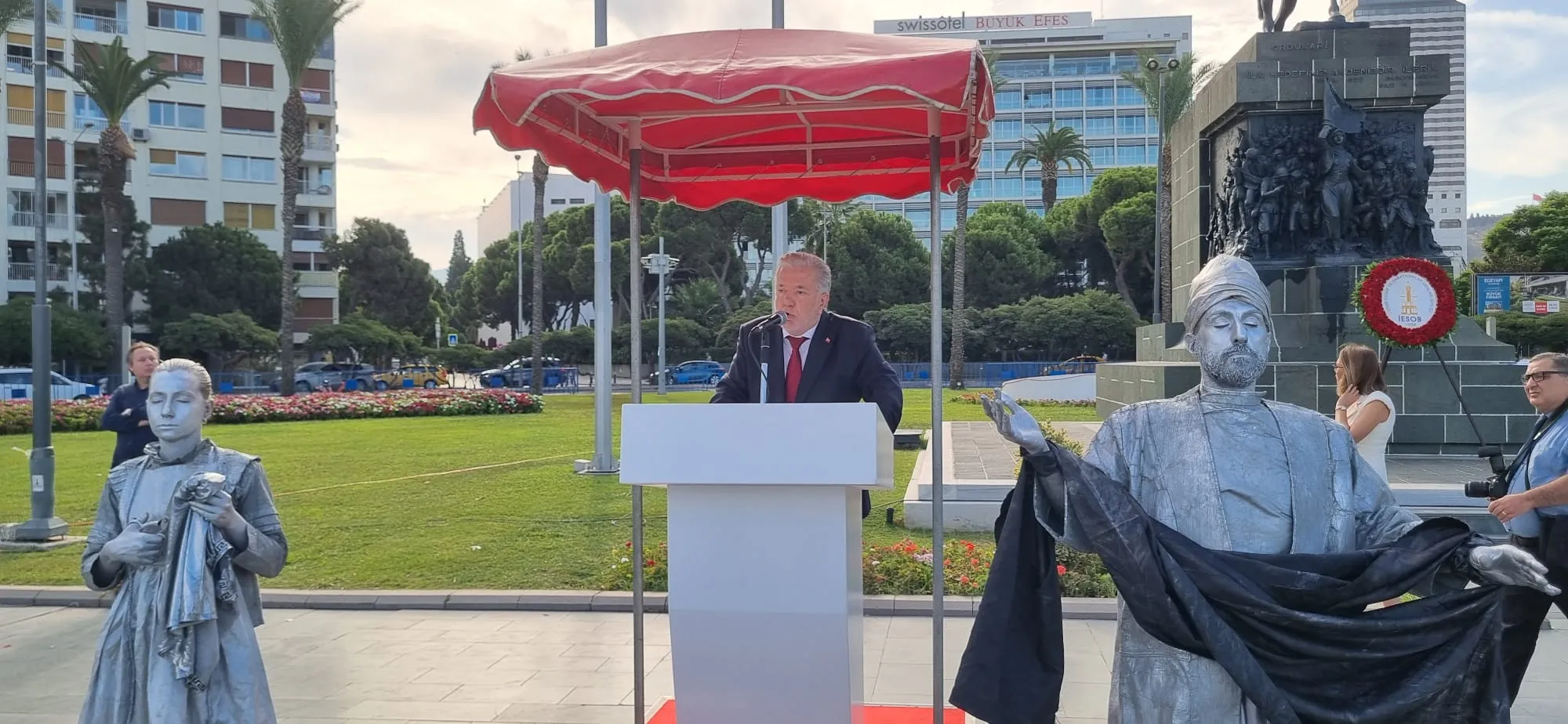 İzmir Esnaf ve Sanatkarlar Odaları Birliği Başkanı Yalçın Ata, esnafın gelişen teknolojiye uyum sağlaması gerektiğini ifade etti.
