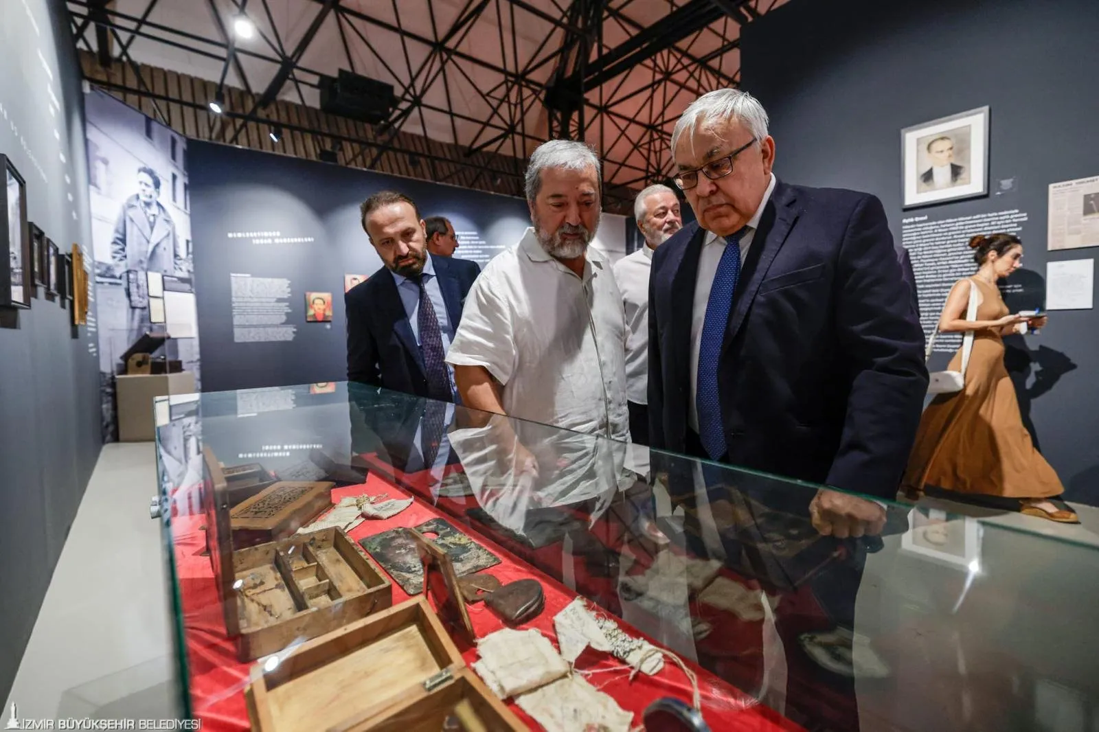 Büyükelçi Sergey Vershinin ve beraberindeki heyet, Kültürpark Atlas Pavyonu’nda sanatseverlerle buluşan, Nâzım Hikmet’in “ROMANTİKA / Bir Ömrün Seyrüseferi” sergisini de gezdi.