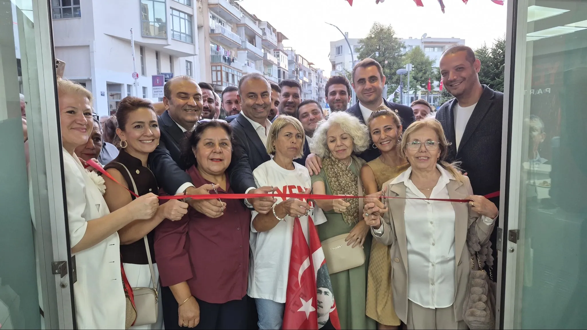 YENİ Parti İzmir Milletvekili Ednan Arslan, YENİ Parti İzmir İl Başkanı Çağatay Güç, YENİ Parti Balçova İlçe Başkanı Murat Aküzüm ve partililerin katılımıyla  YENİ Parti Balçova İlçe Binası açıldı.