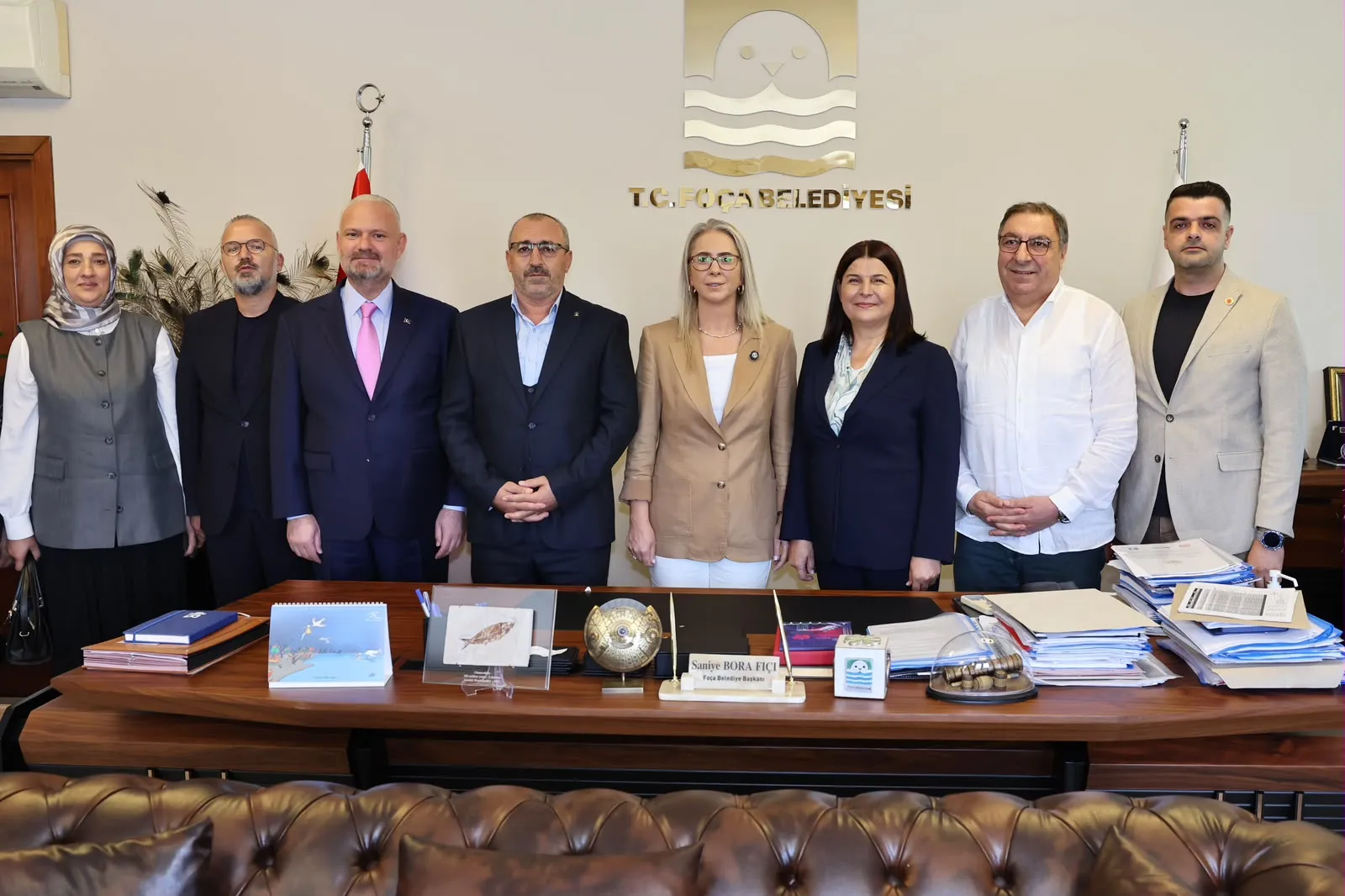 AK Parti İzmir Milletvekili Ceyda Bölünmez Çankırı’nın Foça Belediye Başkanı Saniye Bora Fıçı&yı ziyaretinde Menemen Belediye Başkanı Aydın Pehlivan ve İzmir Büyükşehir Belediyesi AK Parti Grup Başkanvekili Hakan Yıldız, AK Parti Foça İlçe Başkanı Ramazan Genç, ilçe yönetimi, Kadın Kolları ve Gençlik Kolları, Ak Parti Meclis Üyesi Hüsnü Boztepe ve Murat Yıldız da yer aldı.