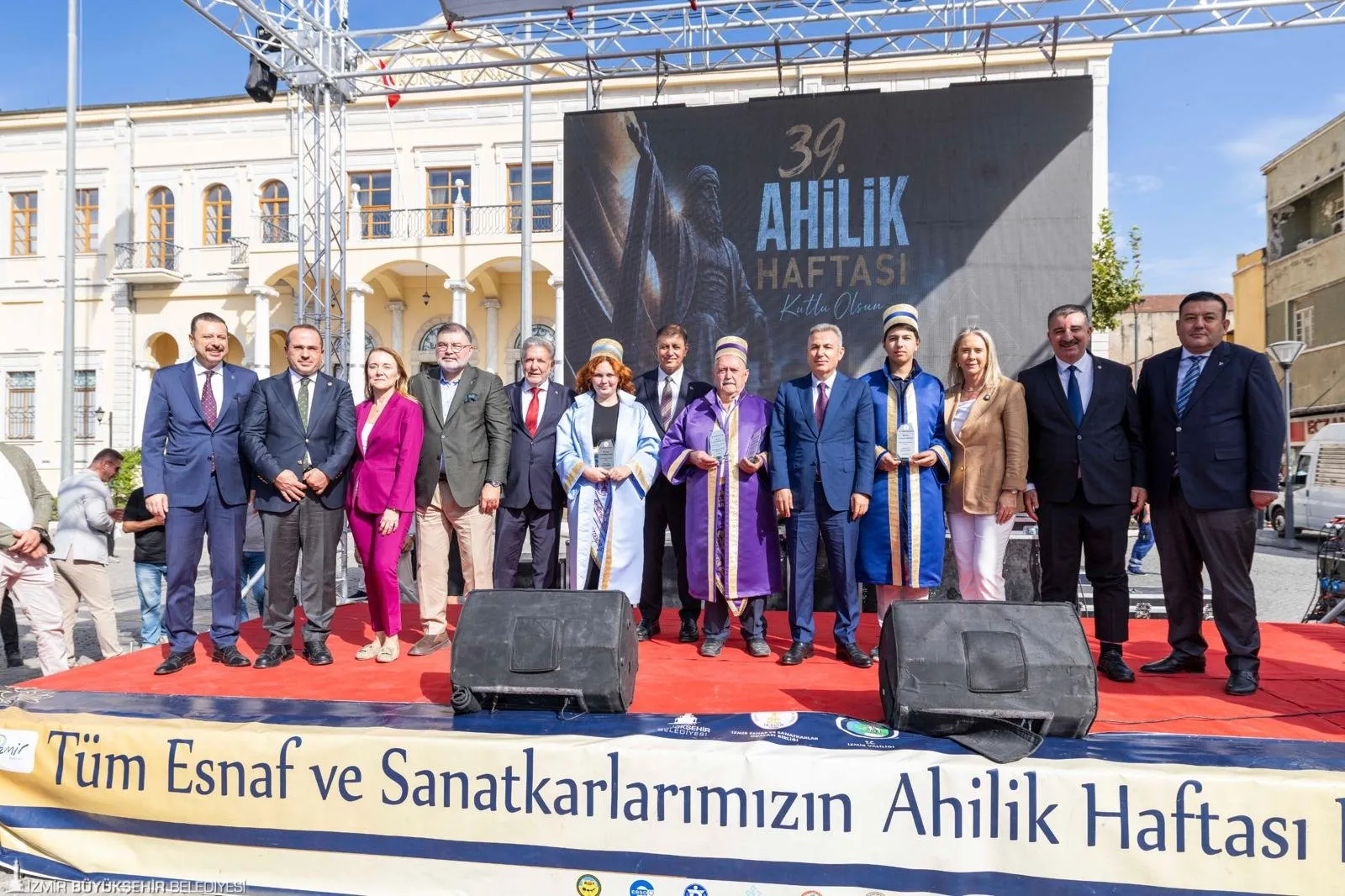 39. Ahilik Haftası kutlamalarına İzmir Valisi Süleyman Elban, İzmir Büyükşehir Belediye Başkanı Dr. Cemil Tugay, AK Parti İzmir Milletvekilleri Mahmut Atilla Kaya ve Yaşar Kırkpınar, İzmir Ticaret Odası Başkanı Mahmut Özgener, AK Parti İzmir İl Başkanı Bilal Saygılı, Konak Belediye Başkanı Nilüfer Çınarlı Mutlu ve çok sayıda siyasetçi katıldı.