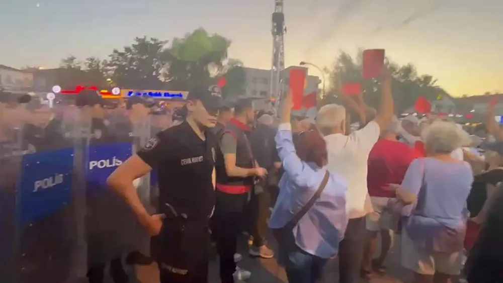 Foça’da CHP’den AK Parti’ye geçen Fıçı’ya kırmızı kartlı protesto