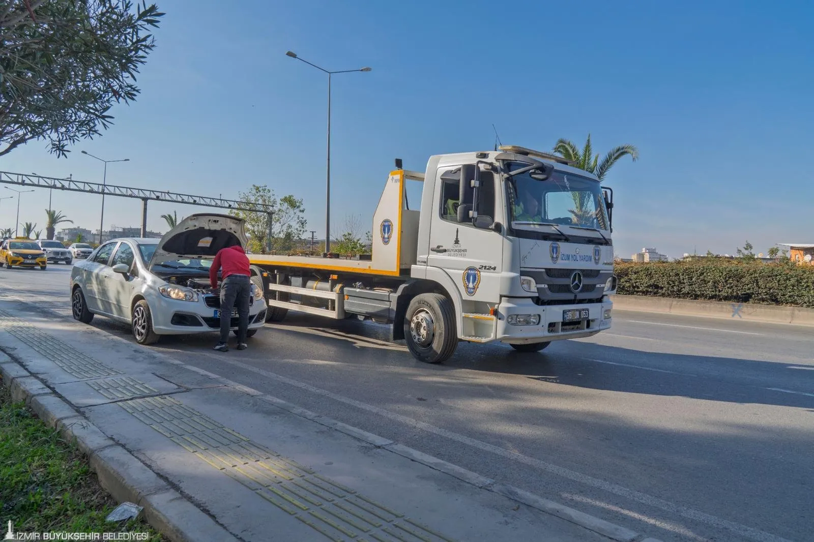 İZUM ekipleri yolda arızalanan veya kaza yapan araçlara anında müdahalede bulunarak trafik akışını düzenliyor.