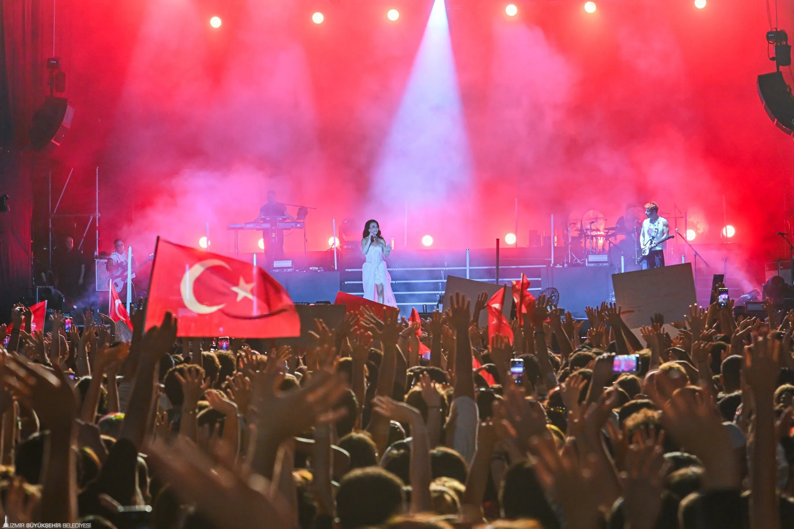 95. İzmir Enternasyonal Fuarı süresince İzmirliler, çim konserleri ile ünlü sanatçıları dinleme fırsatı buldu.