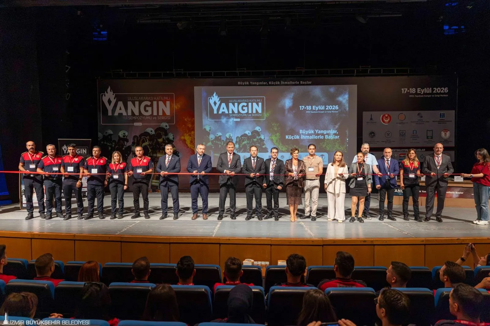 İki gün sürecek sempozyuma İzmir Büyükşehir Belediye Başkanı Dr. Cemil Tugay, İzmir Büyükşehir Belediyesi Genel Sekreter Yardımcısı İsmail Mutaf, İzmir Büyükşehir Belediyesi İtfaiye Dairesi Başkanı Ahmet Karaman, Makina Mühendisleri Odası (MMO) İzmir Şubesi Başkanı Ziya Haktan Karadeniz, ilgili meslek odalarının temsilcileri ve itfaiye personeli katıldı.
