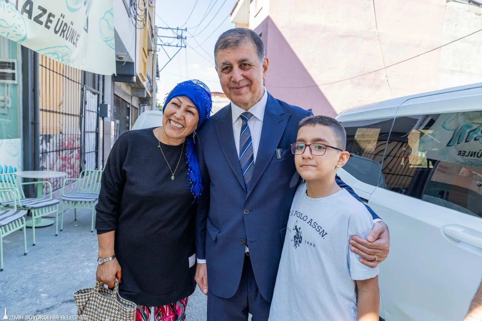 Vatandaşların yoğun ilgi gösterdiği açılışta Başkan Tugay, hatıra fotoğrafı çektirdi, miniklere ikramda bulundu.