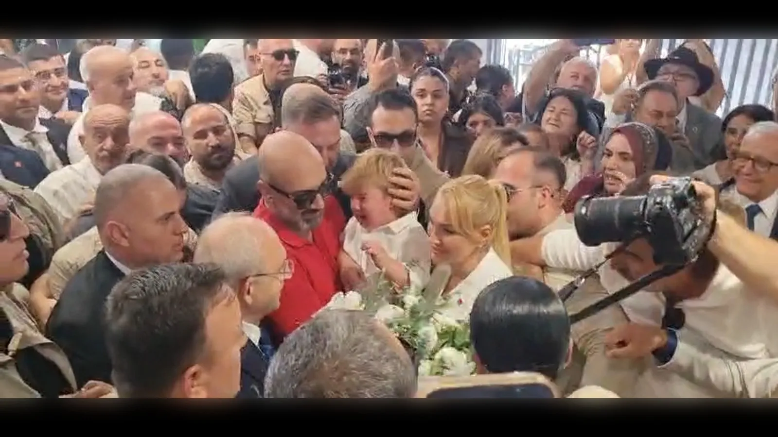 CHP Genel Başkanı Kemal Kılıçdaroğlu'nun korumalarıyla, partililer arasında yaşanan arbedede arada kalan çocuklar ağlama krizine girdi.