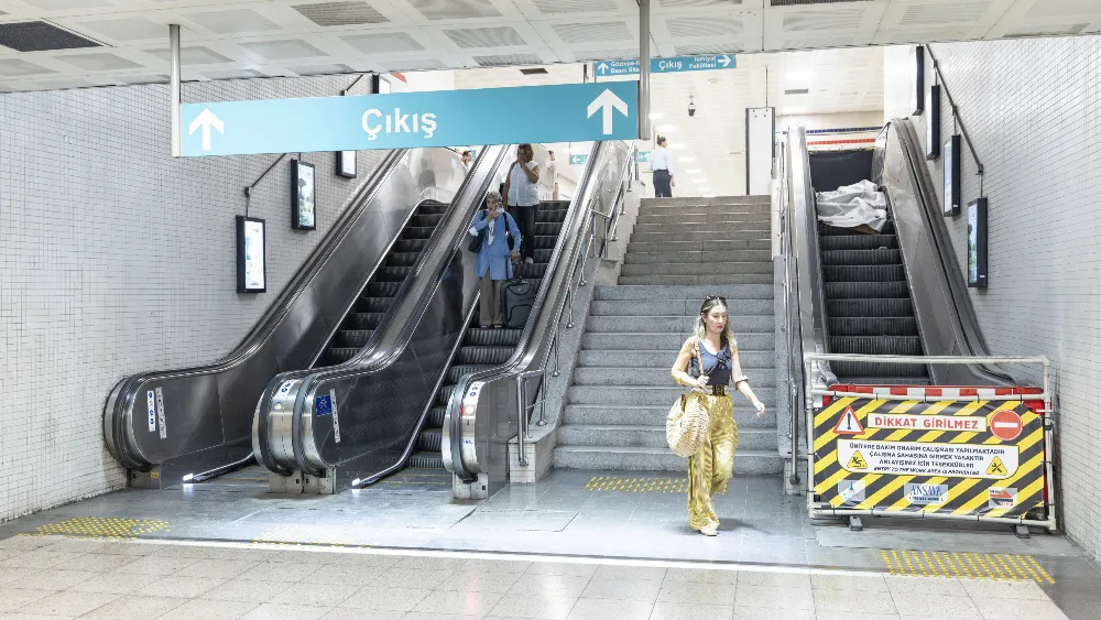 İzmir Metro’da bakım ve güvenlik mesaisi: Yürüyen merdiven ve asansörlere yakın takip