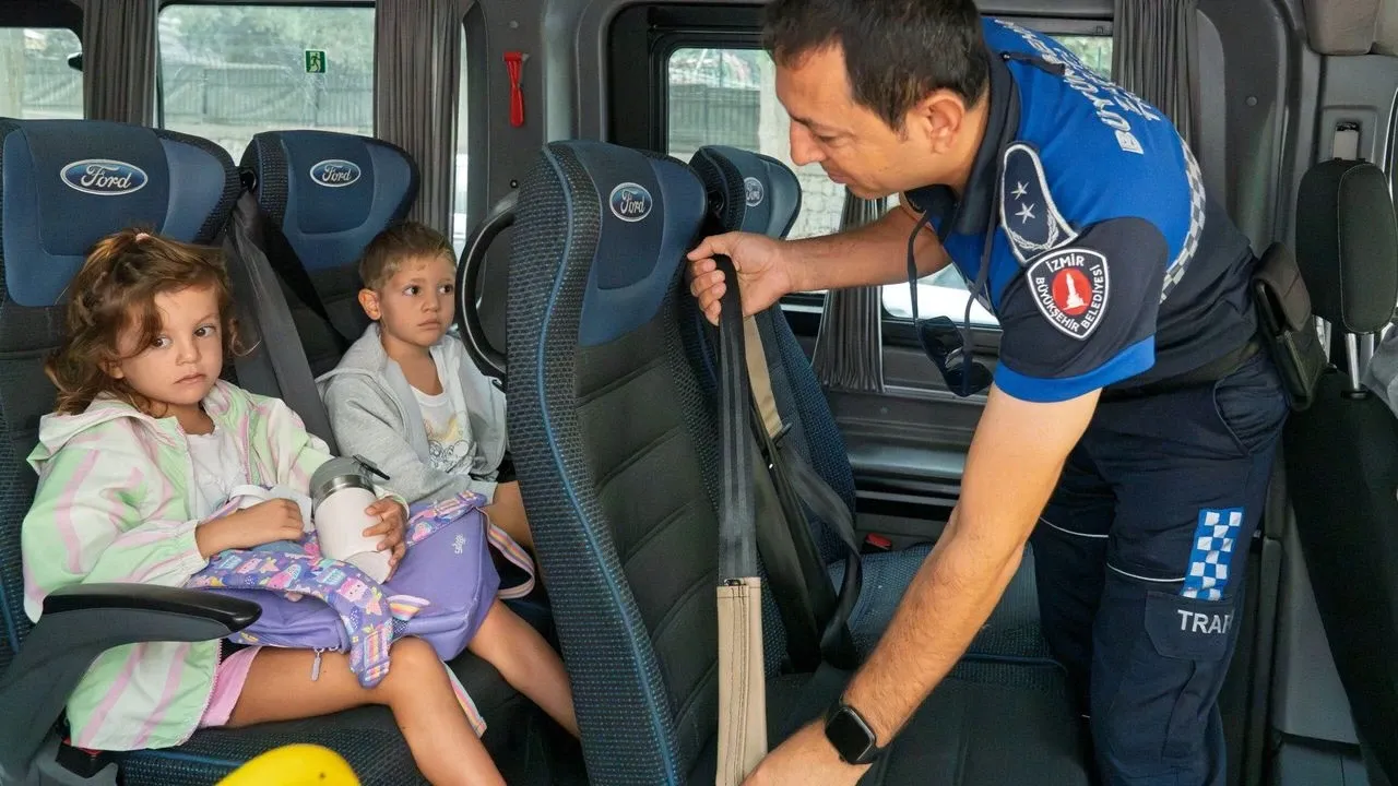 Okul servislerindeki koltuk sayısı ve koltukların durumu da öğrencilerin güvenliği açısından denetimden geçiyor.
