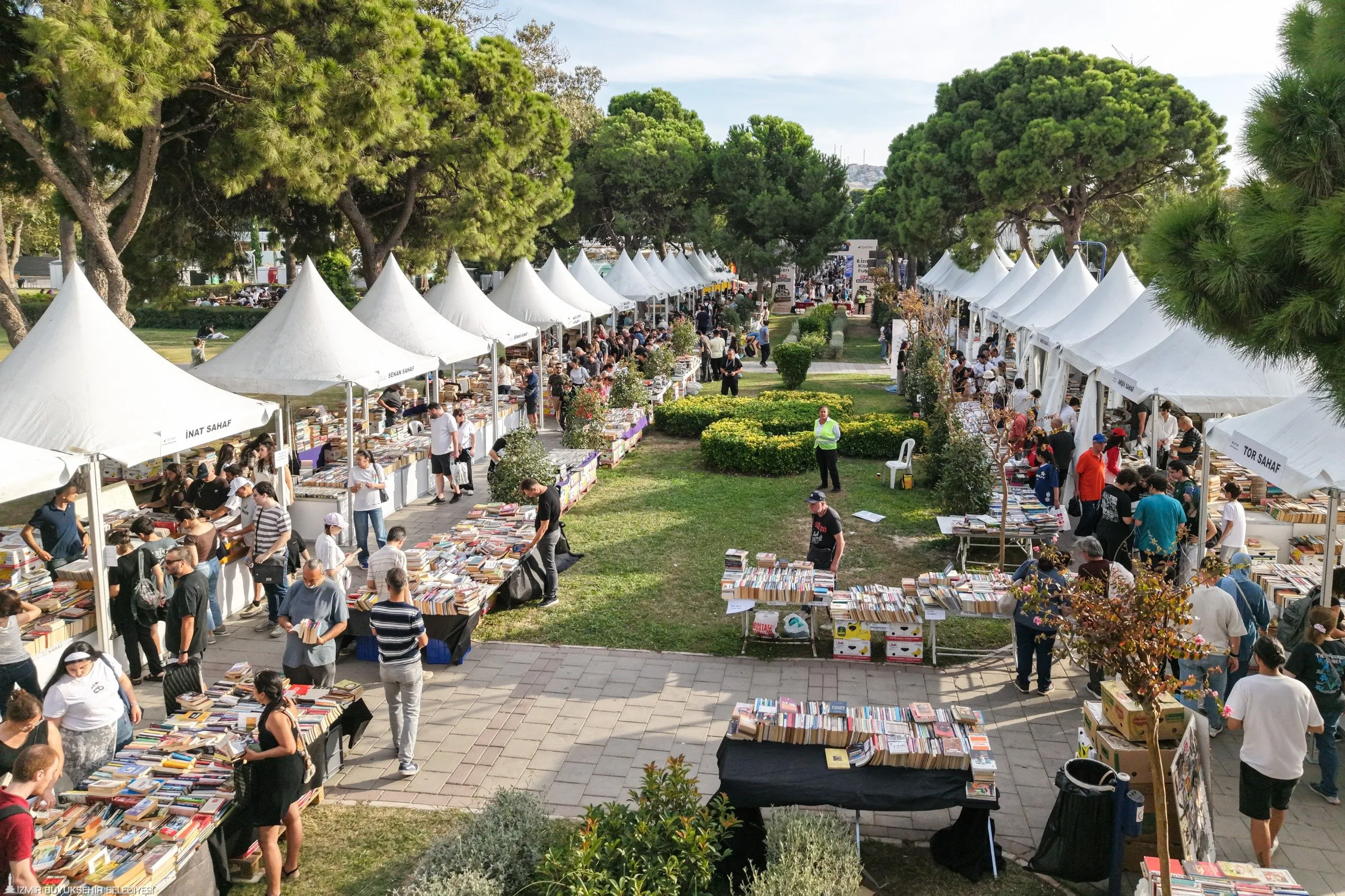 İZKİTAP, 27 Eylül’e kadar her gün 10.00 - 20.00 saatleri arasında Kültürpark’ta ücretsiz olarak ziyaret edilebilecek. İmza günleri, söyleşiler ve diğer etkinliklerin programına www.kitapizmir.com adresinden ulaşılabilecek.