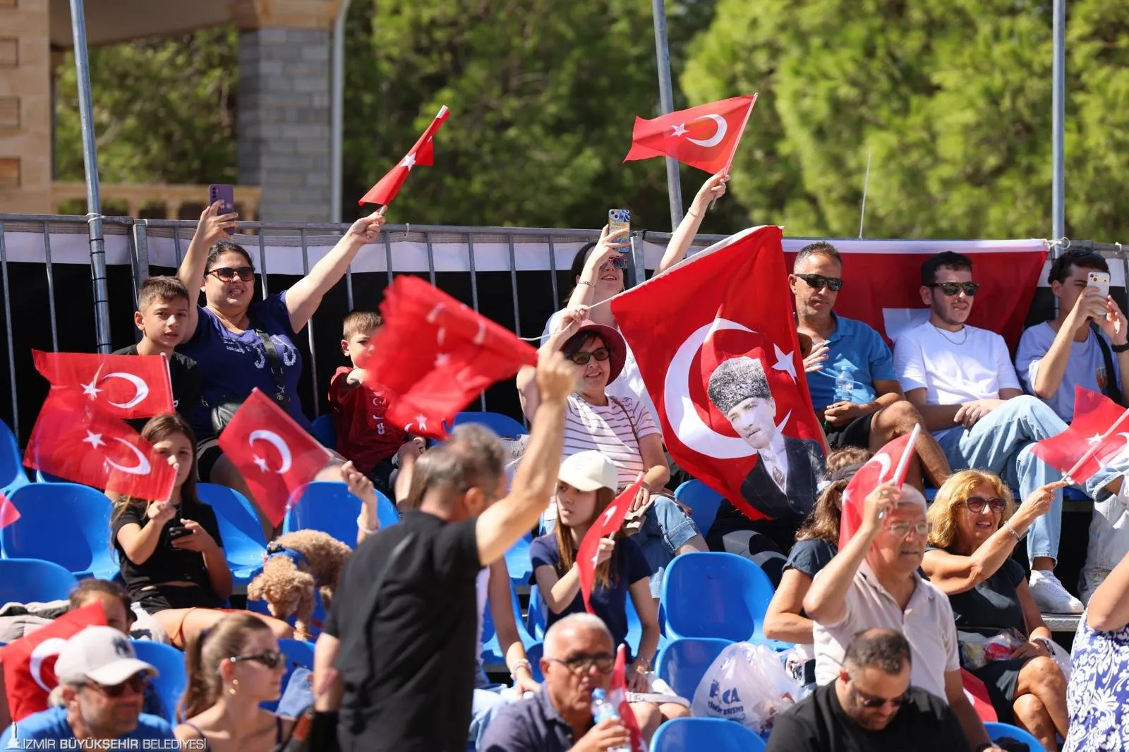 İzmirli sporseverler, Foça'da düzenlenen Plaj Voleybolu Avrupa Şampiyonası'nda tribünleri doldurarak dev organizasyona renk kattı.