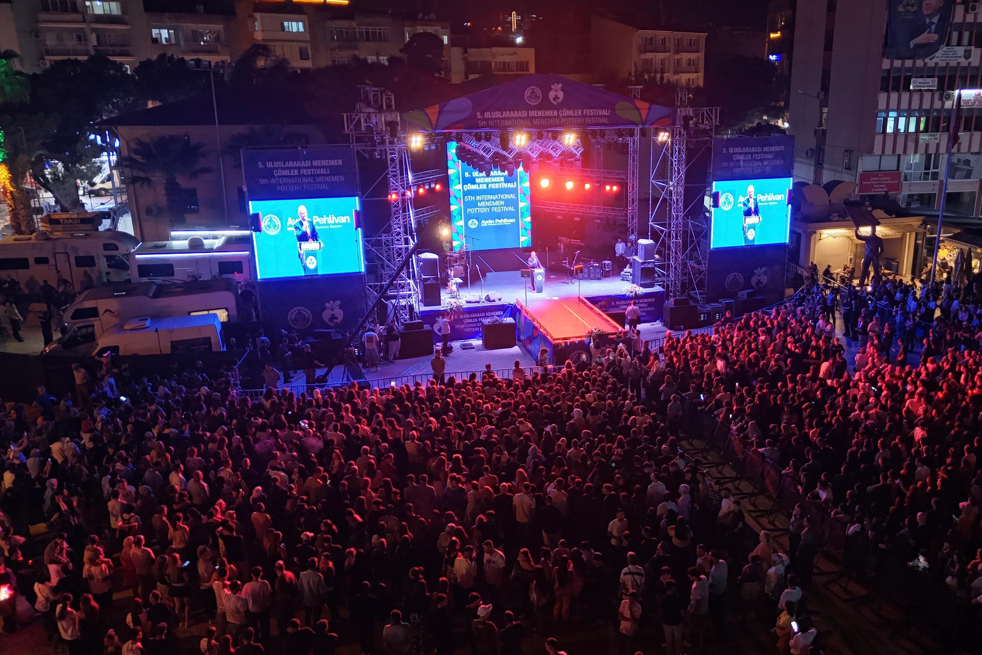 Uluslararası Menemen Çömlek Festivali'nde ziyaretçiler müziğin ritmiyle büyük bir coşku yaşadı.