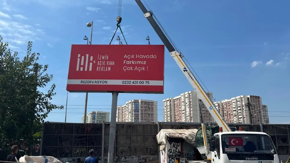 Büyükşehir'den Karşıyaka Belediyesi ile krize yol açan 'pano' açıklaması: Yetki Büyükşehir'e aittir