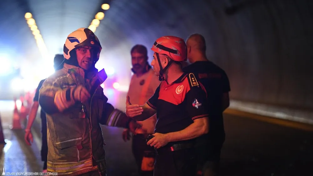 İzmir'de Bayraklı Tüneli’nde tır yangını paniği: Alevler diğer araçlara sıçramadan söndürüldü