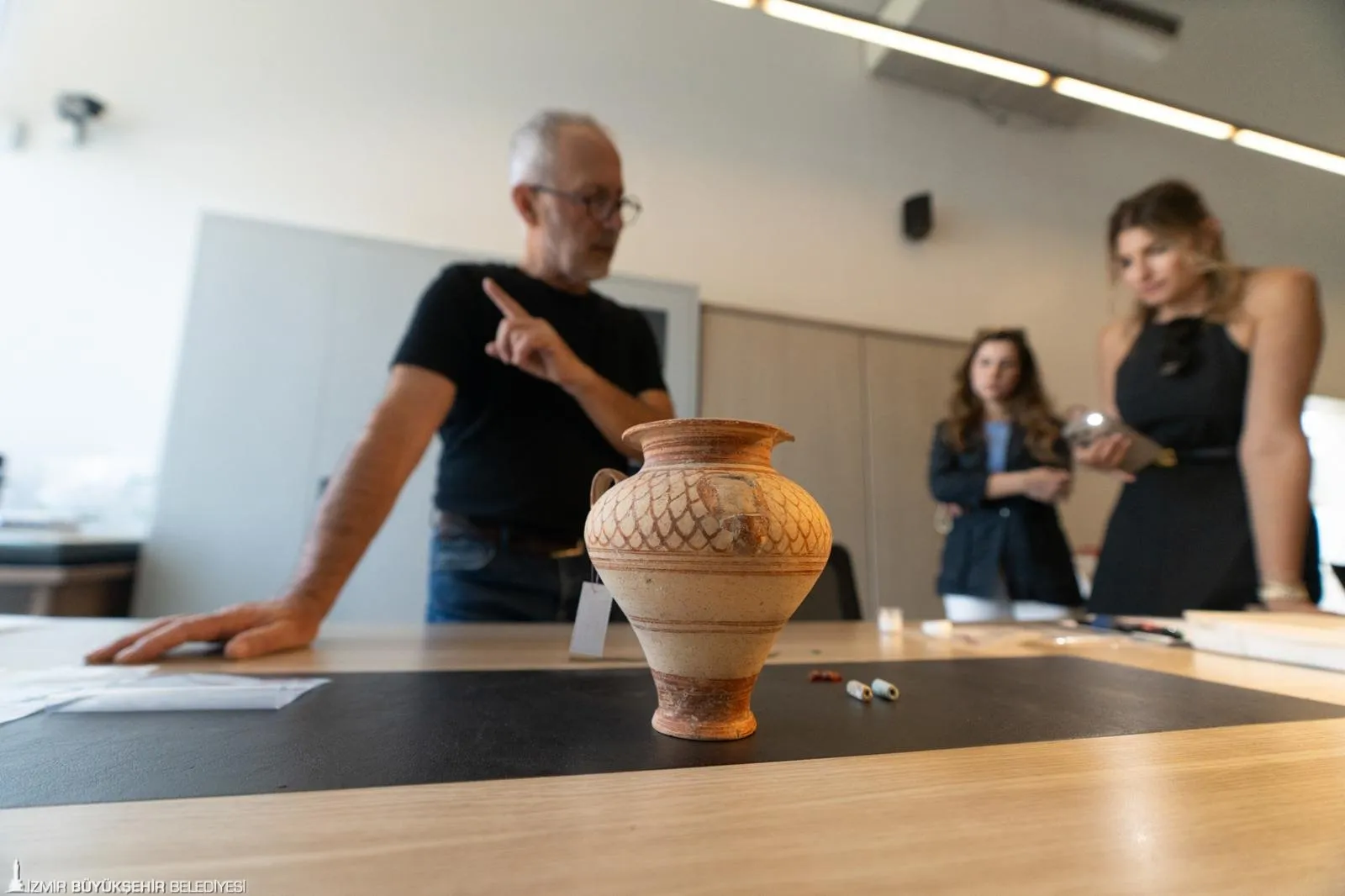 Kültür ve Turizm Bakanlığı ile Ege Üniversitesi adına Doç. Dr. Zafer Derin başkanlığında sürdürülen kazı çalışmaları, İzmir’in kentleşme ve ticaret tarihinin binlerce yıllık geçmişine ilişkin yeni veriler sunuyor.