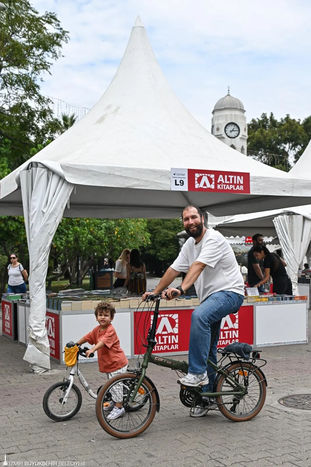 Her yaştan kitapsever yayınevlerinin stantlarında farklı kitapları keşfederken aynı zamanda aileler Kültürpark’ta sonbaharın tadını çıkarıyor.