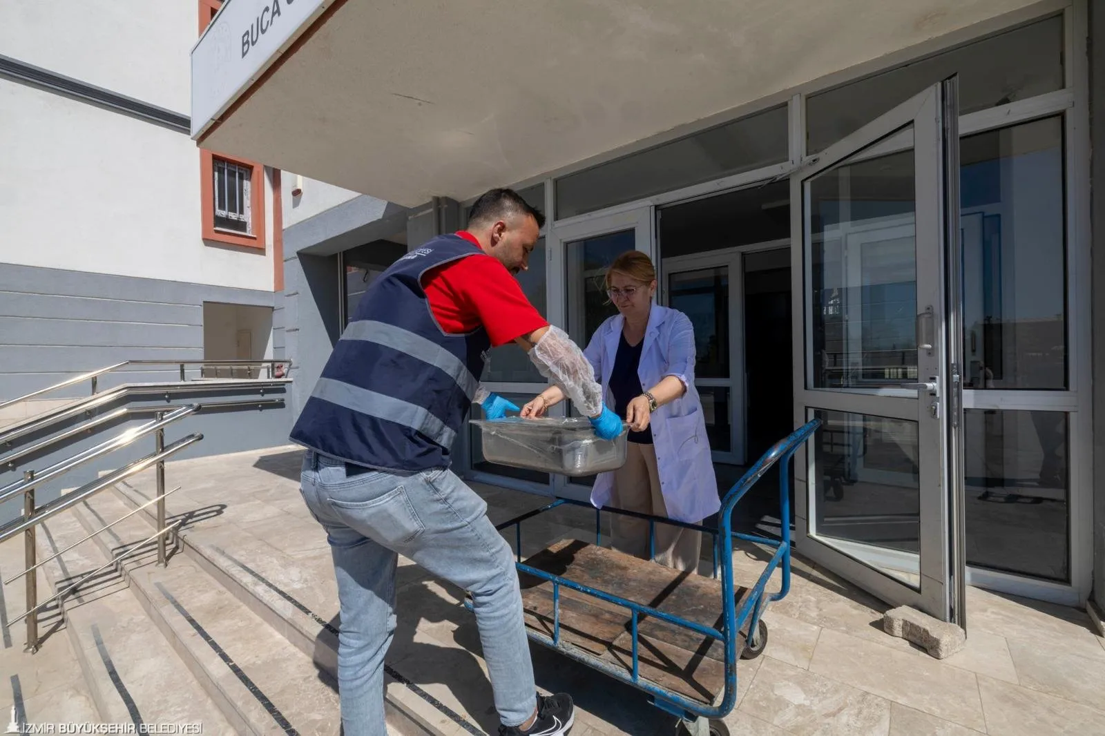 Sosyal Hizmetler Dairesi Başkanlığı Aşevleri Şube Müdürlüğü tarafından hazırlanan sıcak yemekler, özel gereksinimli öğrencilerin eğitim gördüğü okullara ulaştırılıyor.