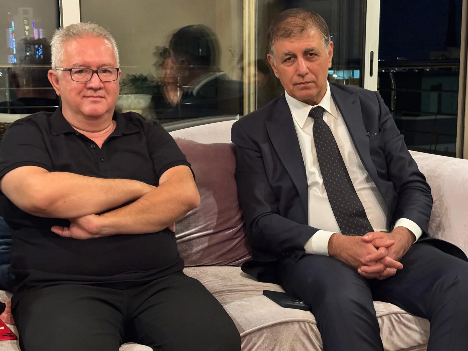 İzmir Büyükşehir Belediye Başkanı Cemil Tugay, vefat eden eski Başkan Burhan Özfatura'nın ailesine taziye ziyaretinde bulundu.