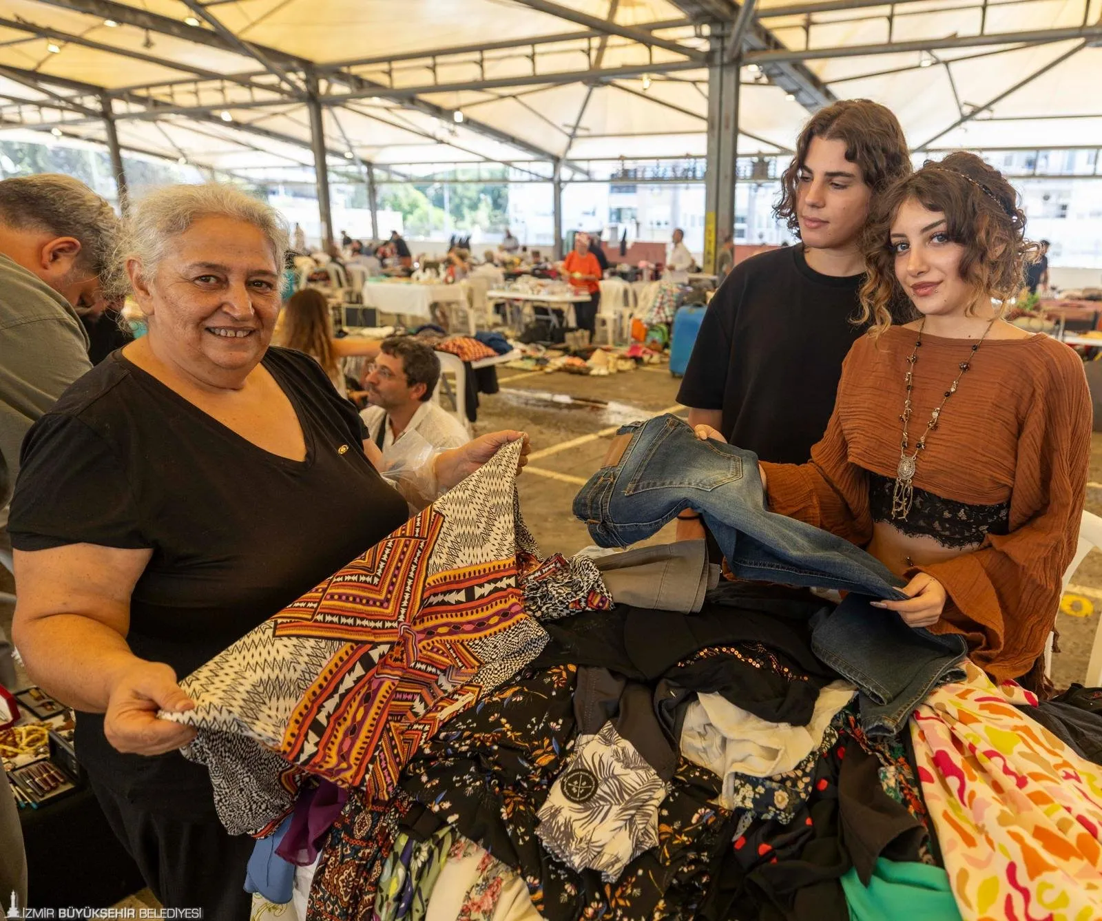 Konak, Gaziemir, Karabağlar ve Buca’da kurulan pazarlar, vatandaşların yoğun ilgisini çekiyor.