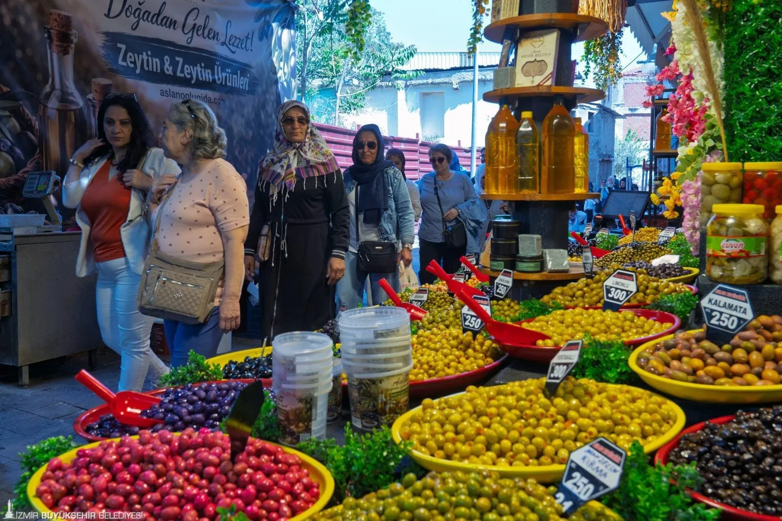İzmirli emekli vatandaşlar programla kentin bir çok noktasını keşfetme fırsatını buluyor.