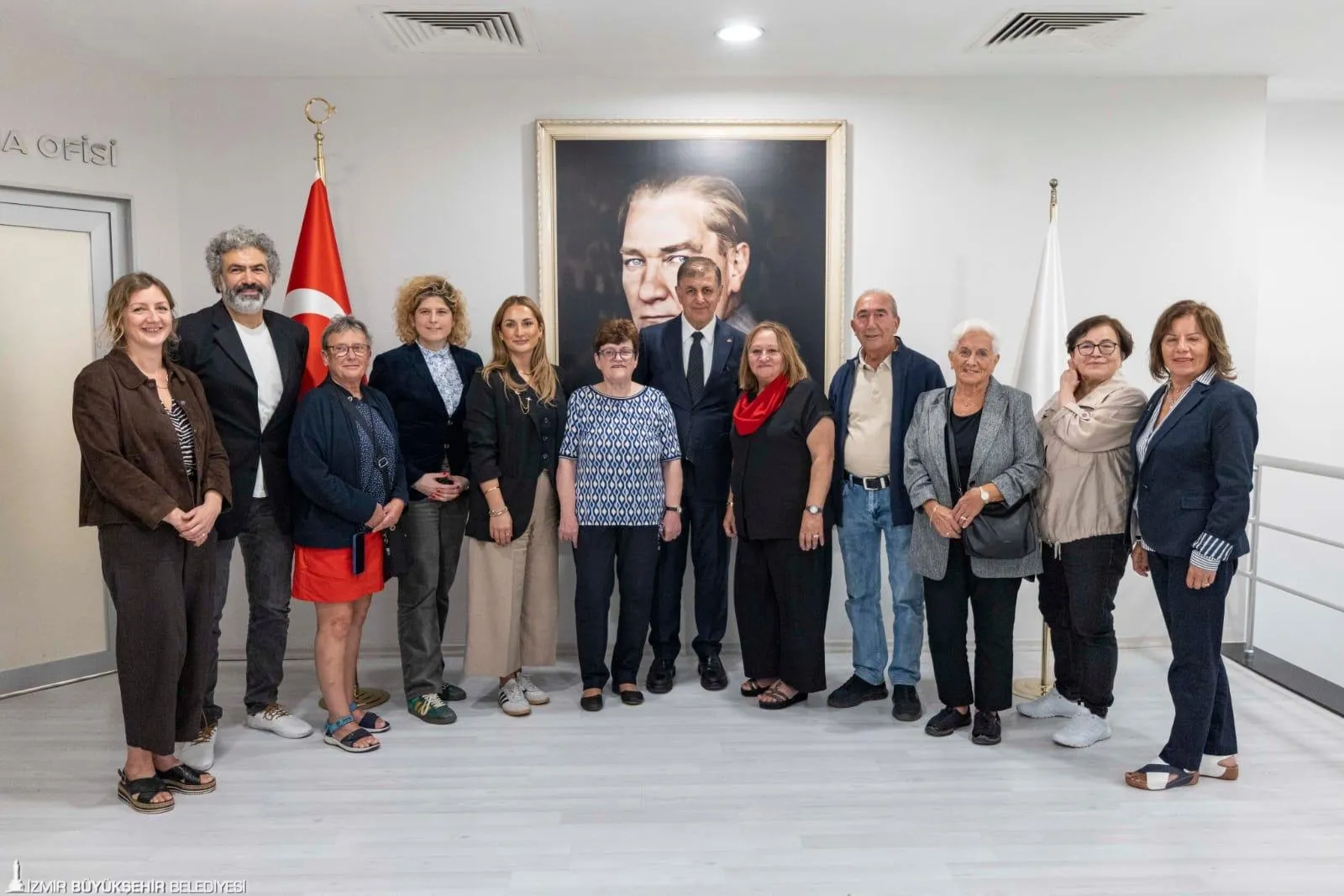 Bremen-İzmir Kardeş Şehir Derneği Başkanı Barbara Wulff, Başkan Yardımcısı Ahmet Akkuş ve beraberindeki dernek üyeleri, İzmir Büyükşehir Belediye Başkanı Dr. Cemil Tugay’ı makamında ziyaret etti.