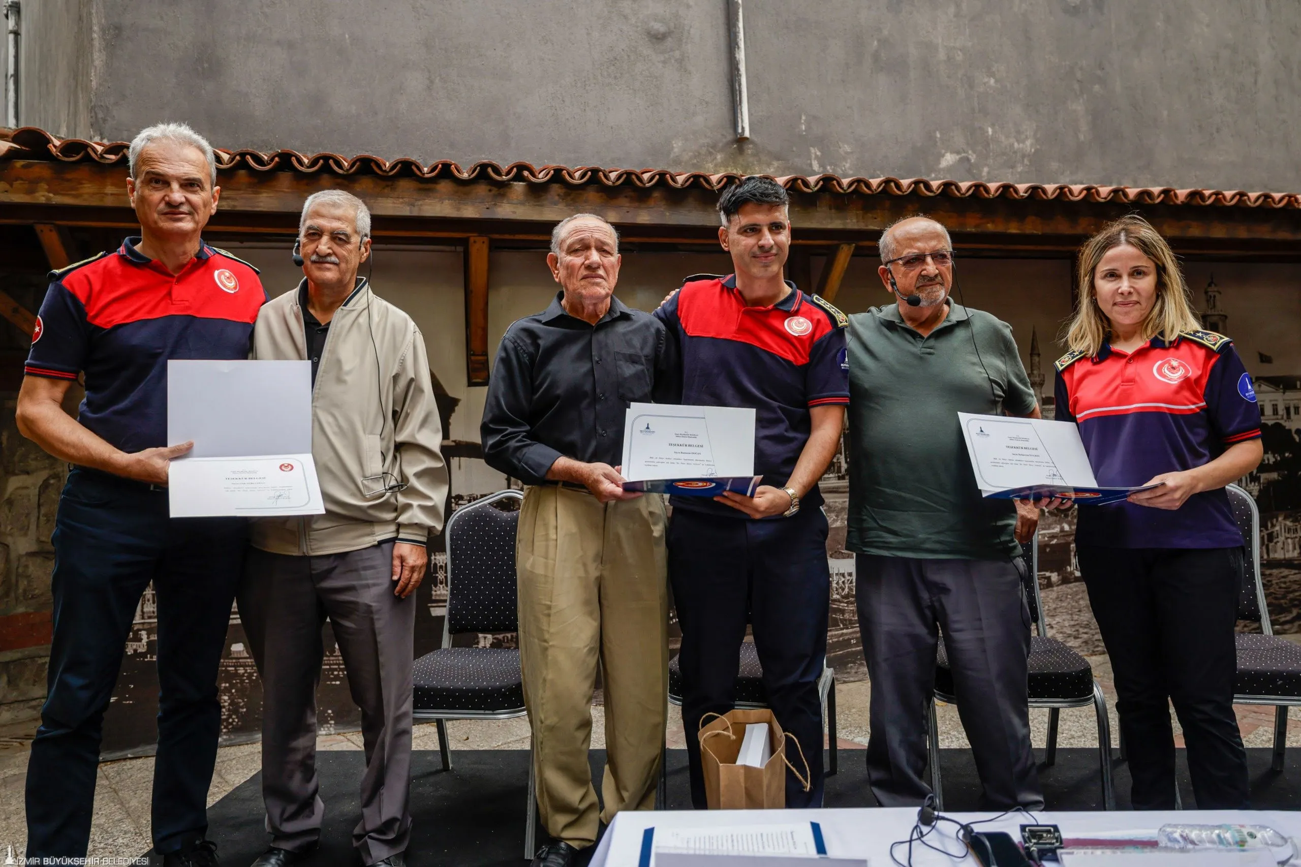Programda itfaiyeye emek veren emekli itfaiyecilere plaket takdim edildi.