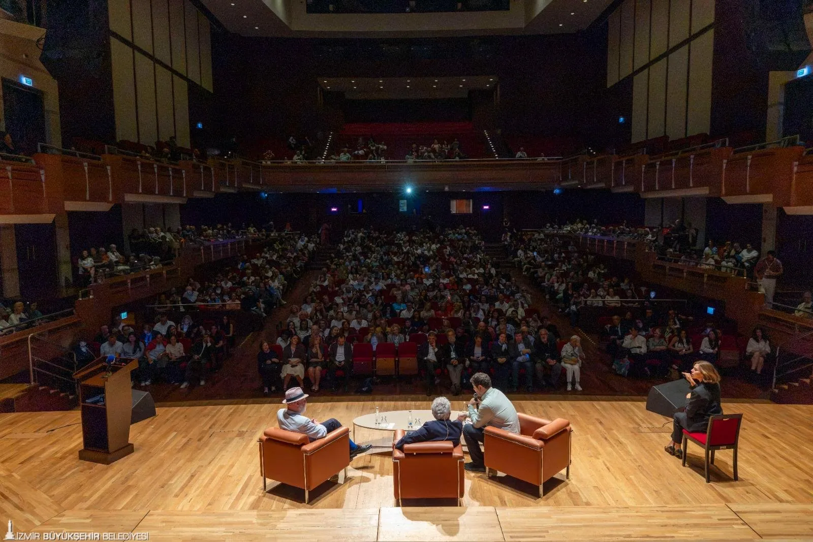 10. İzmir Uluslararası Edebiyat Festivali, edebiyatseverlerin yoğun katımıyla başladı.