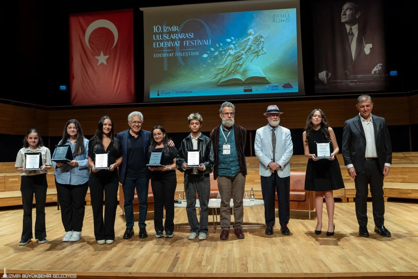 Türkiye’nin dört bir yanından yarışmaya katılan genç edebiyatçılar ödüllerini İzmir Büyükşehir Belediye Başkanı Dr. Cemil Tugay’ın elinden aldı.