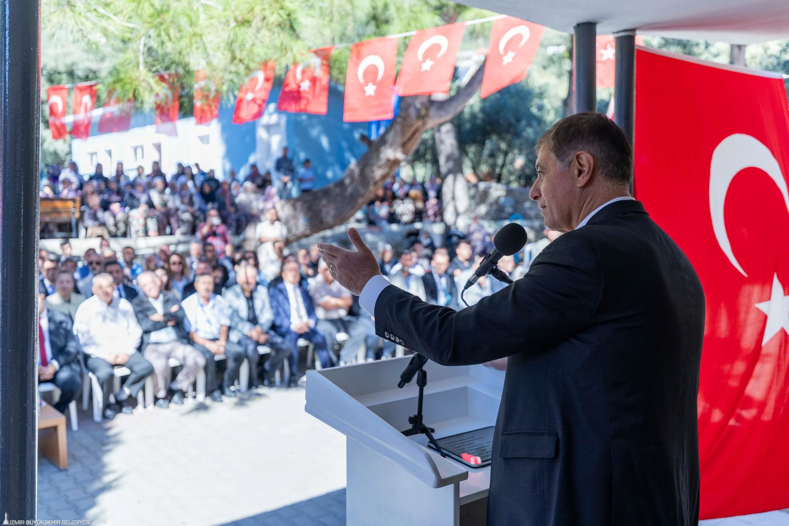 İzmir Büyükşehir Belediye Başkanı Dr. Cemil Tugay, öğrenciler ve Kızıloba halkıyla bir araya gelerek talepleri dinledi.
