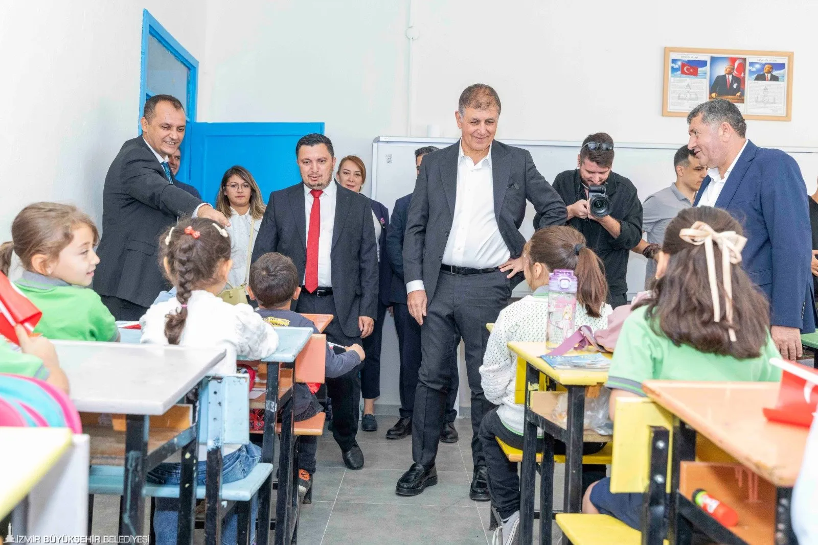 İzmir Büyükşehir Belediye Başkanı Dr. Cemil Tugay, yenilenen okulu ziyaret ederek sınıfları gezdi ve öğrencilerle sohbet etti.