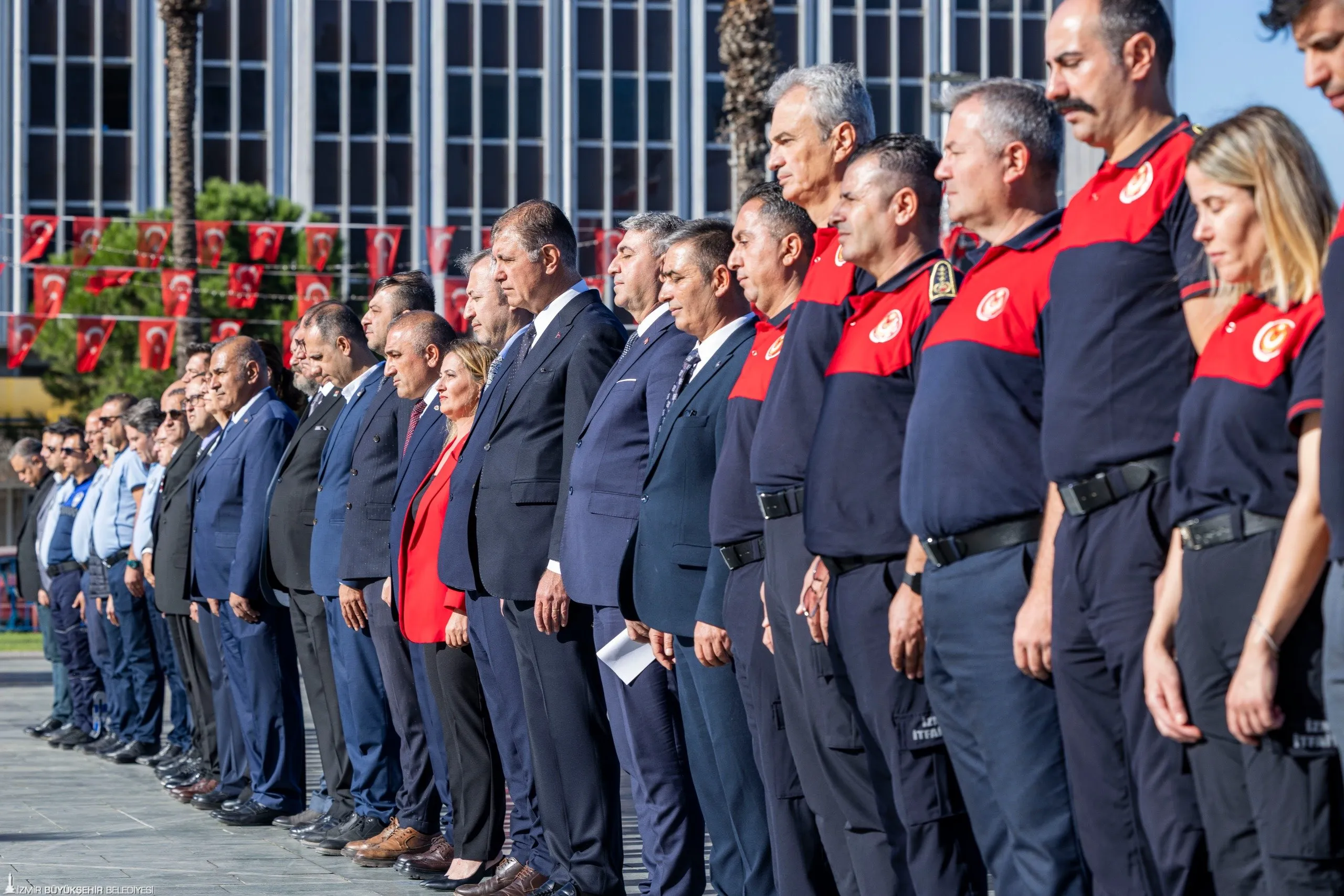 İzmir Büyükşehir Belediye Başkanı Dr. Cemil Tugay, itfaiye hizmetlerinin belediyeye devredilmesinin 103’üncü yılı nedeniyle Cumhuriyet Meydanı’nda düzenlenen törene katıldı.